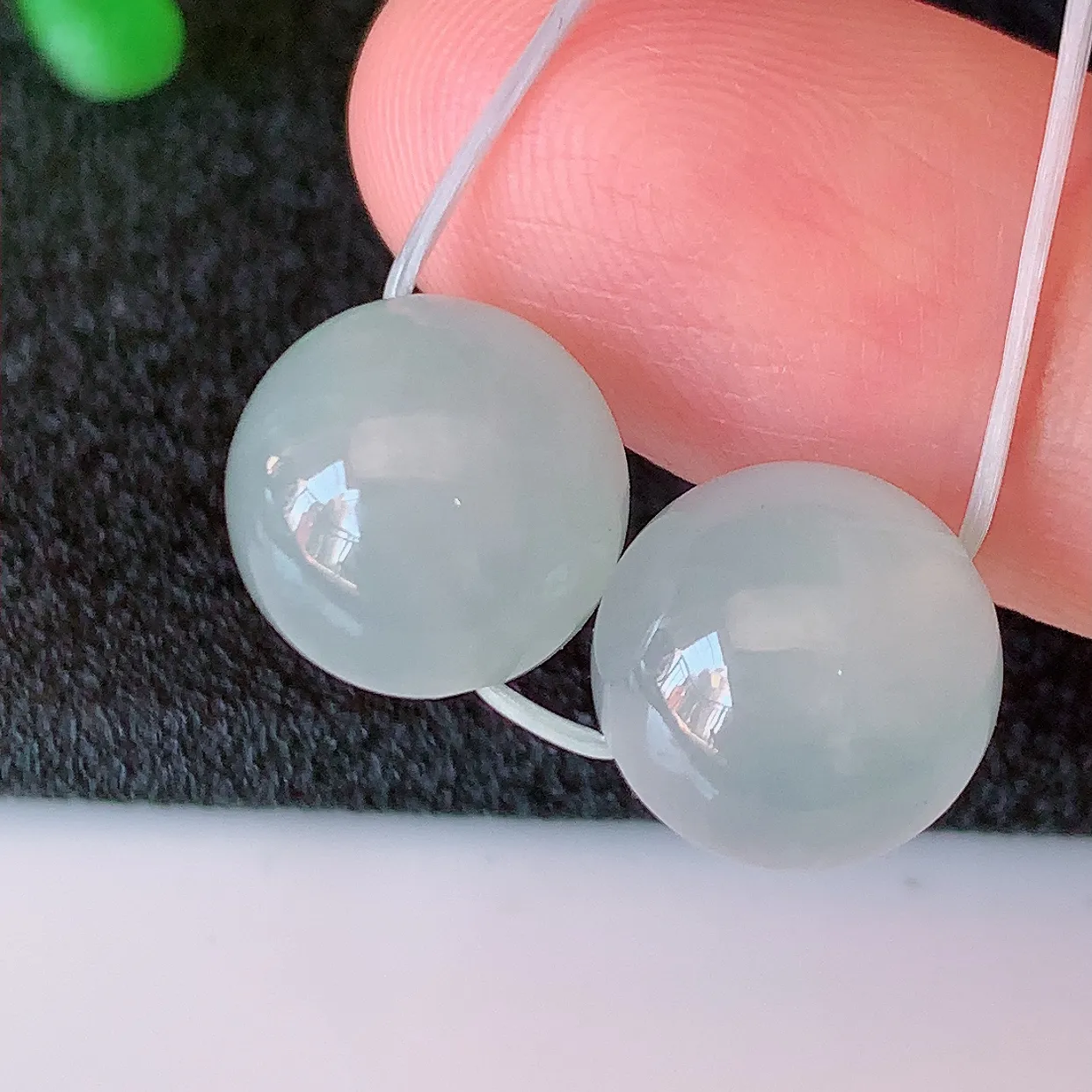 自然光实拍，冰种翡翠一对转运珠、路路通吊坠，寓意“时来运转，财源滚滚” 寓意佳，荧光灼灼，转运珠佩戴时尚优雅！#35.15尺寸10.6mm