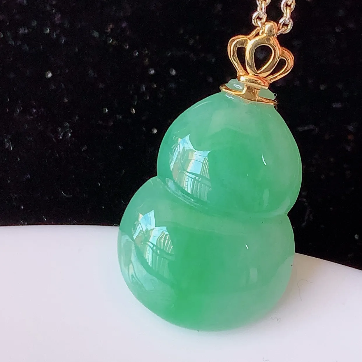 自然光实拍，18K金镶嵌满绿翡翠葫芦吊坠，翡翠葫芦，寓意福禄双全，财源滚滚，佩戴效果优雅迷人！#83.15整体28.8-裸石22*15.5*5