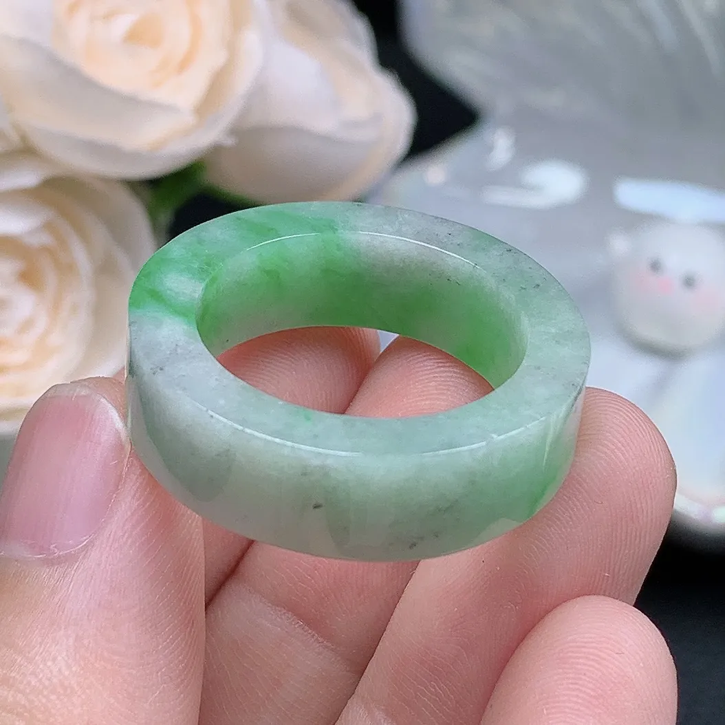 缅甸老坑种翡翠大圈口飘绿乌鸡方戒指玉指环  水润通透 尺寸：22.3-8.1-4.5mm 29号圈口6S