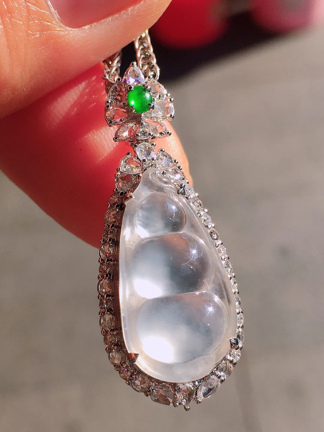 玻璃种福豆吊坠，玉质细腻，荧光感超
强，饱满圆润，尽显优雅气质，18k
金豪华镶嵌