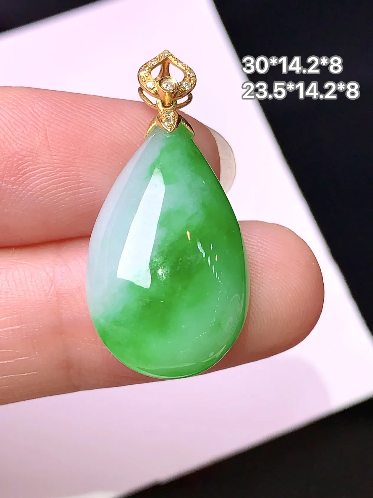 18k金钻镶嵌飘绿水滴吊坠 玉质细腻 色泽清新艳丽 整体尺寸30*14.2*8