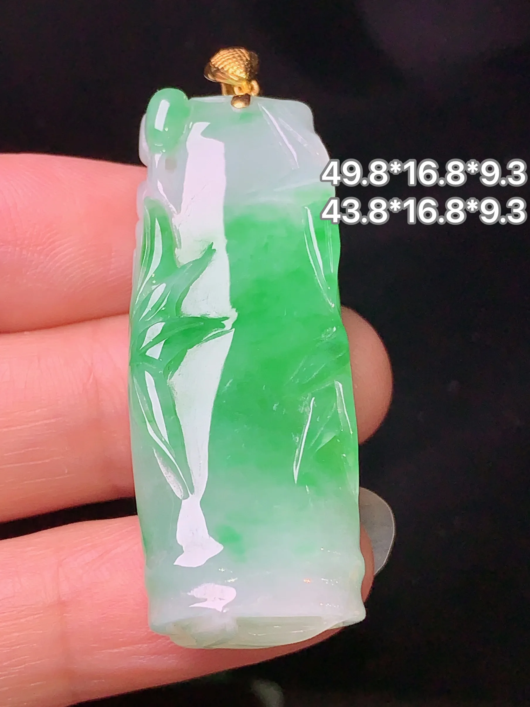 18k金镶嵌飘绿竹吊坠 玉质细腻 色泽清新艳丽 整体尺寸49.8*16.8*9.3