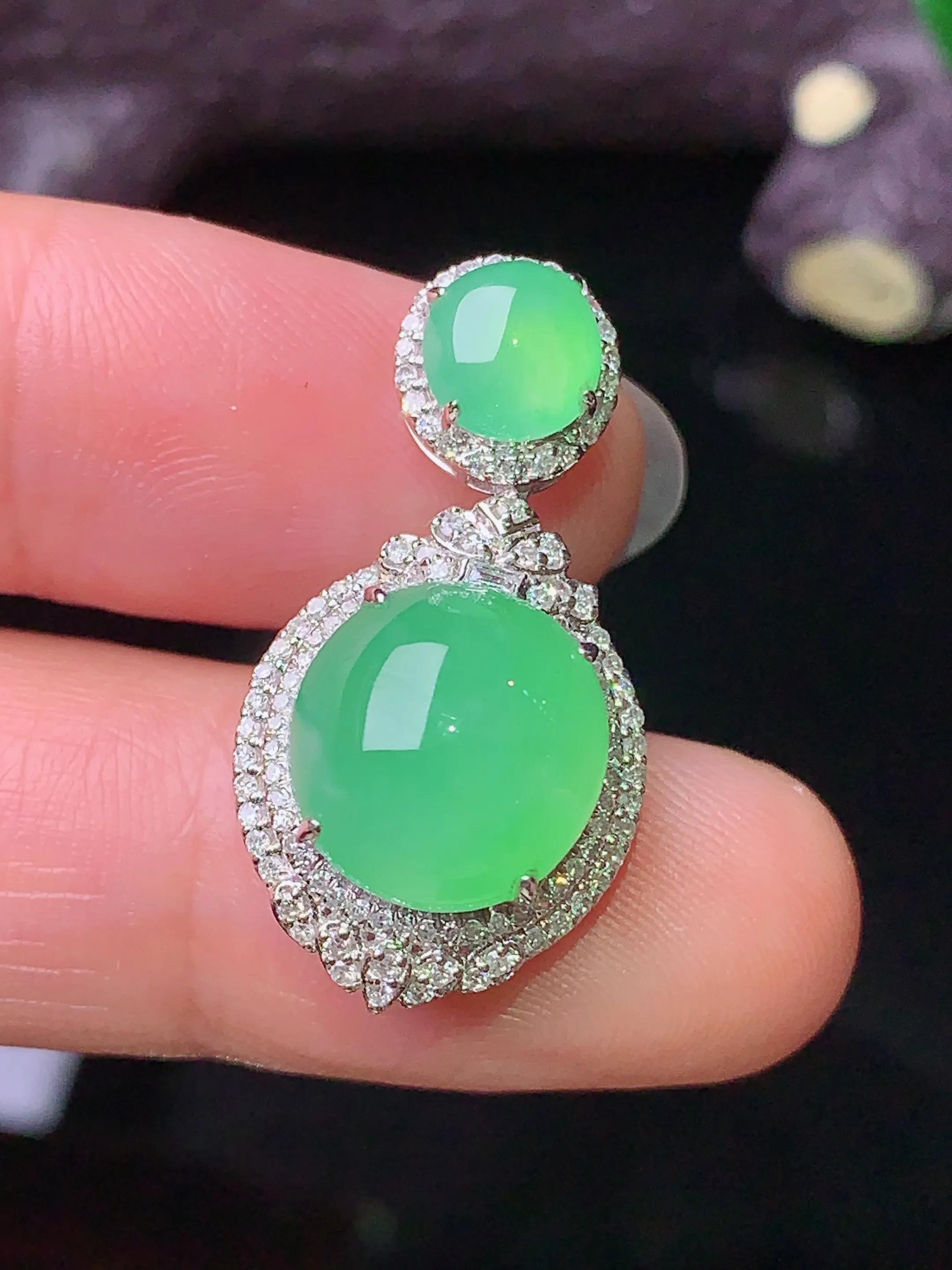 18k金钻镶嵌翠绿蛋面吊坠 玉质细腻 色泽清新艳丽 整体尺寸27.3*14.2*11.2