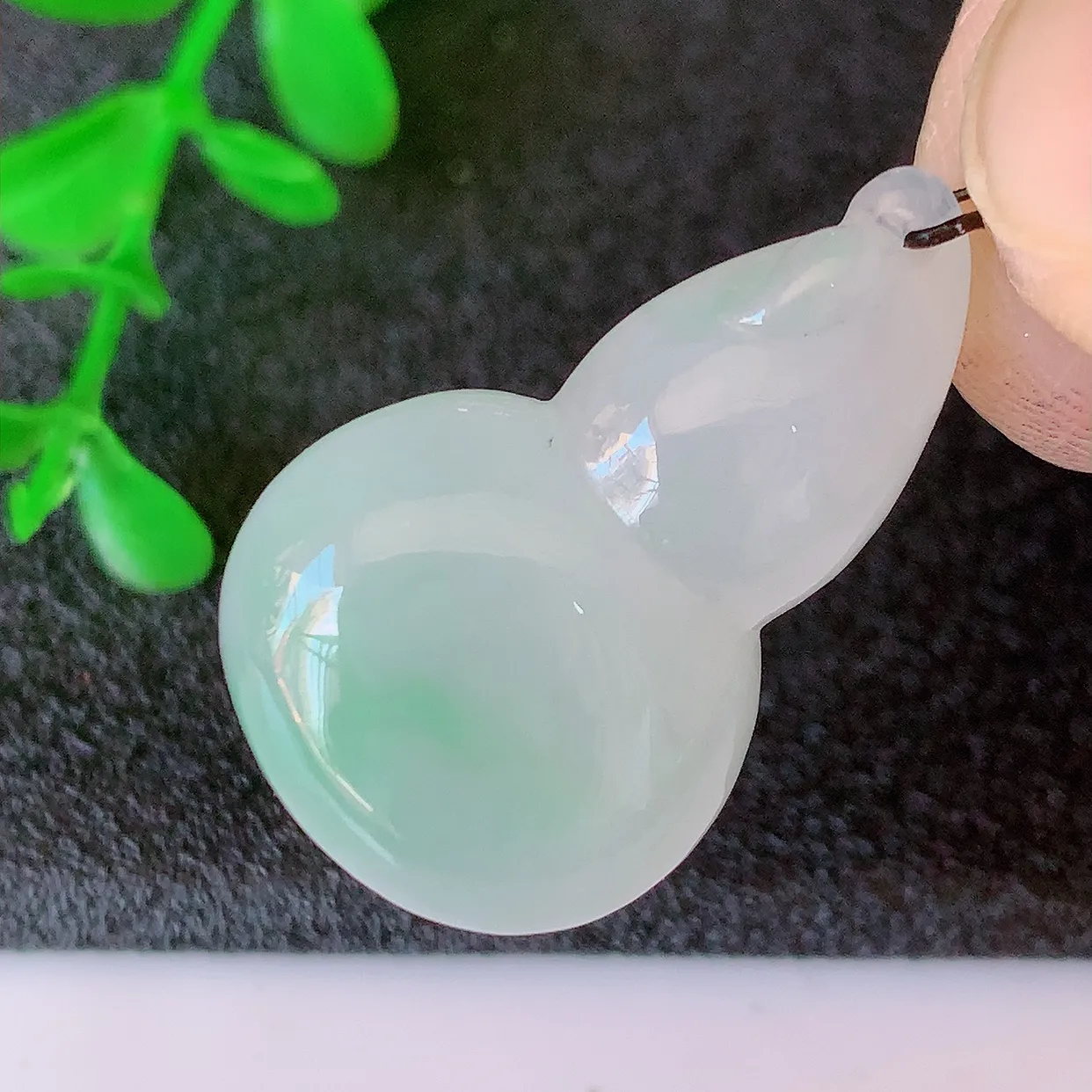 自然光实拍，冰种翡翠飘绿葫芦吊坠，寓意福禄双全，财源滚滚，清新脱俗，佩戴效果优雅迷人！#57.15