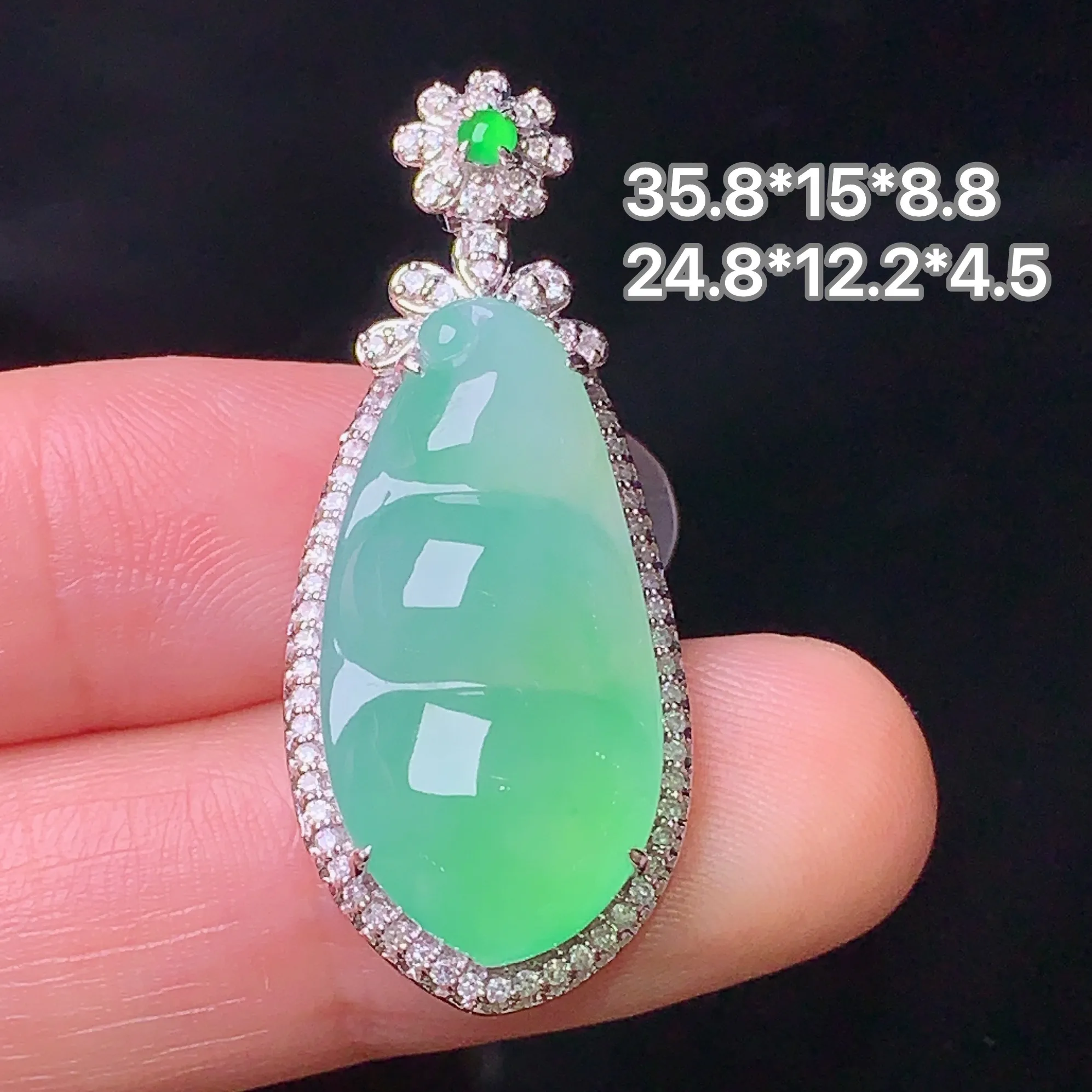 18k金钻镶嵌翠绿四季豆吊坠 玉质细腻 色泽清新艳丽 整体尺寸35.8*15*8.8