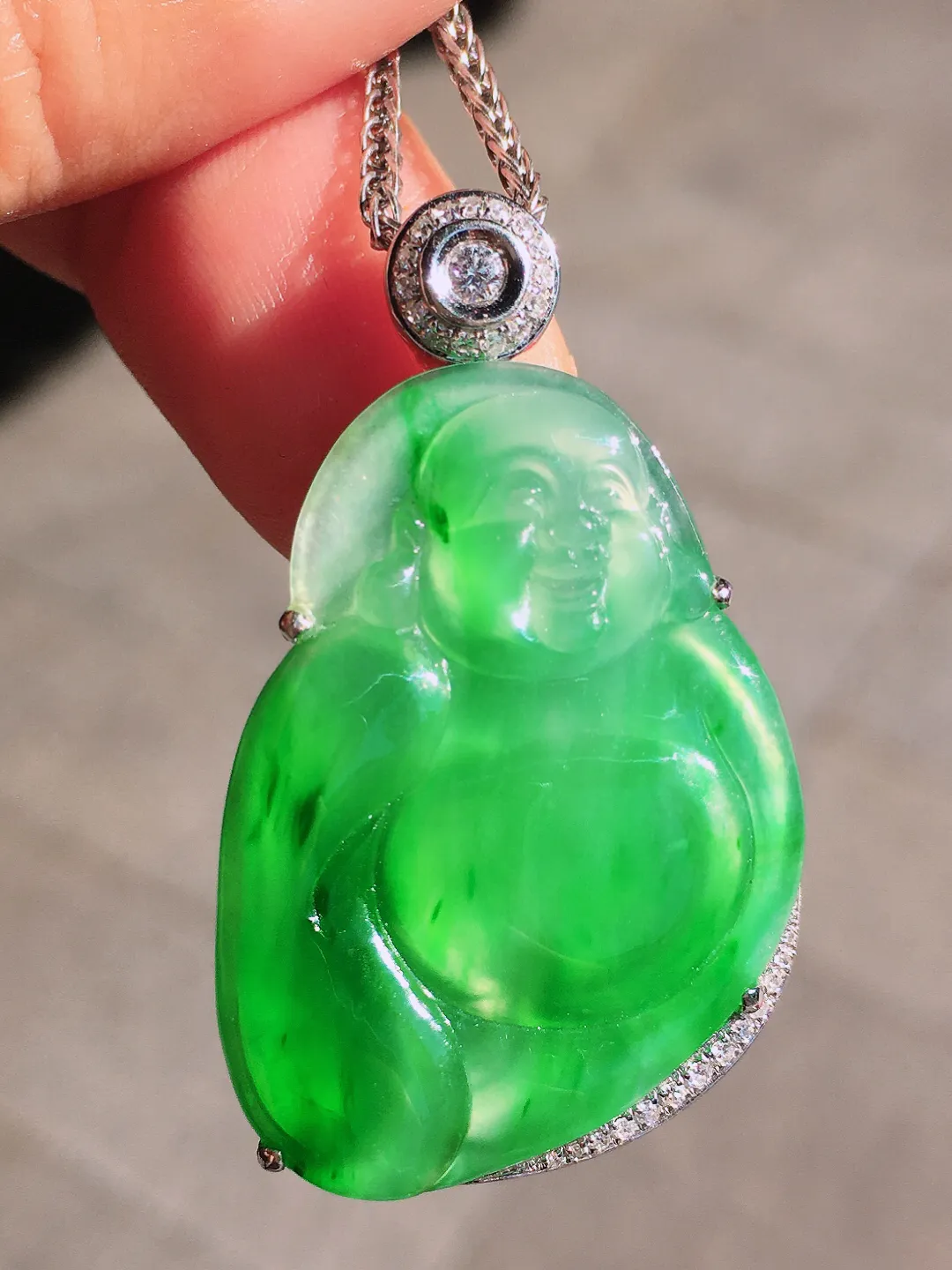 阳绿佛公吊坠，色泽艳丽，玉质细腻，荧光感超
强，饱满圆润，尽显优雅气质，18k
金豪华镶嵌
