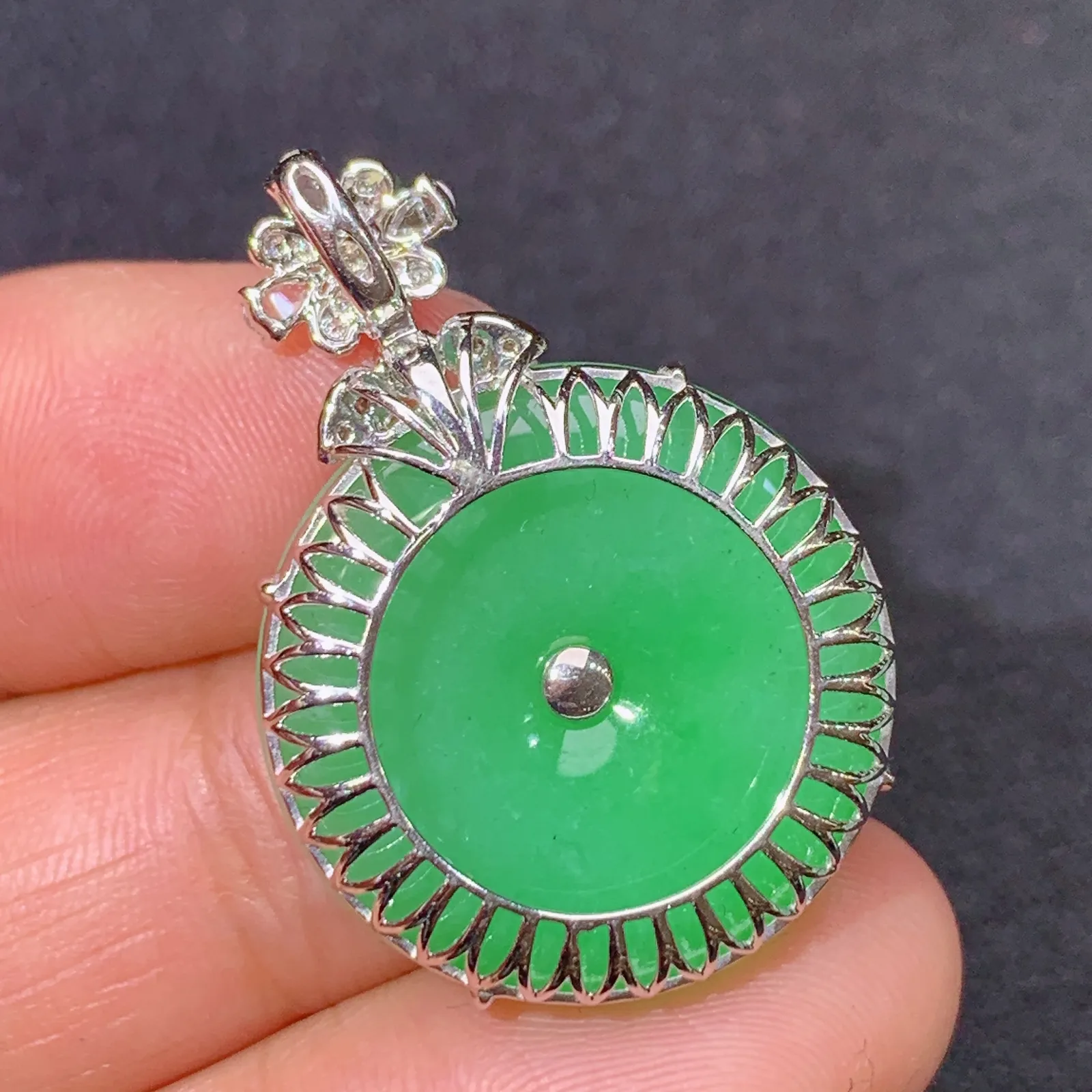 甜阳绿平安扣吊坠，18k金镶嵌，冰润色阳，玉质细腻，种水足 尺寸38.2*21.1*5.6