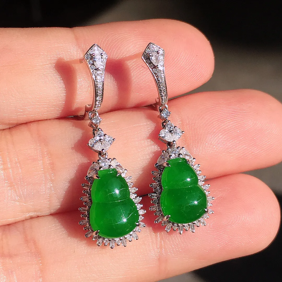 阳绿葫芦耳坠，色泽均匀艳丽，玉质细腻，荧光感超
强，饱满圆润，尽显优雅气质，18k
金豪华镶嵌