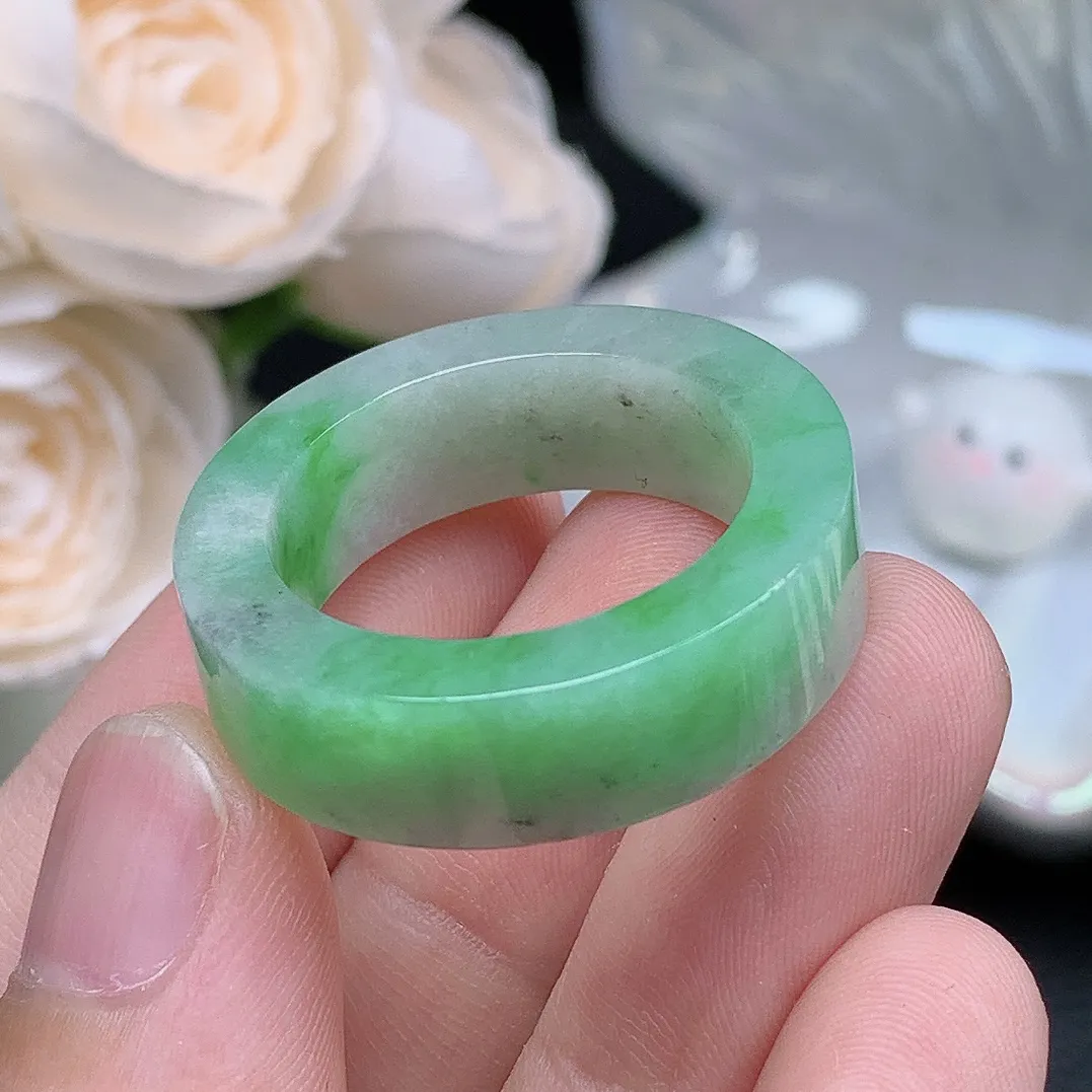 缅甸老坑种翡翠大圈口飘绿乌鸡方戒指玉指环  水润通透 尺寸：22.3-8.1-4.5mm 29号圈口6S