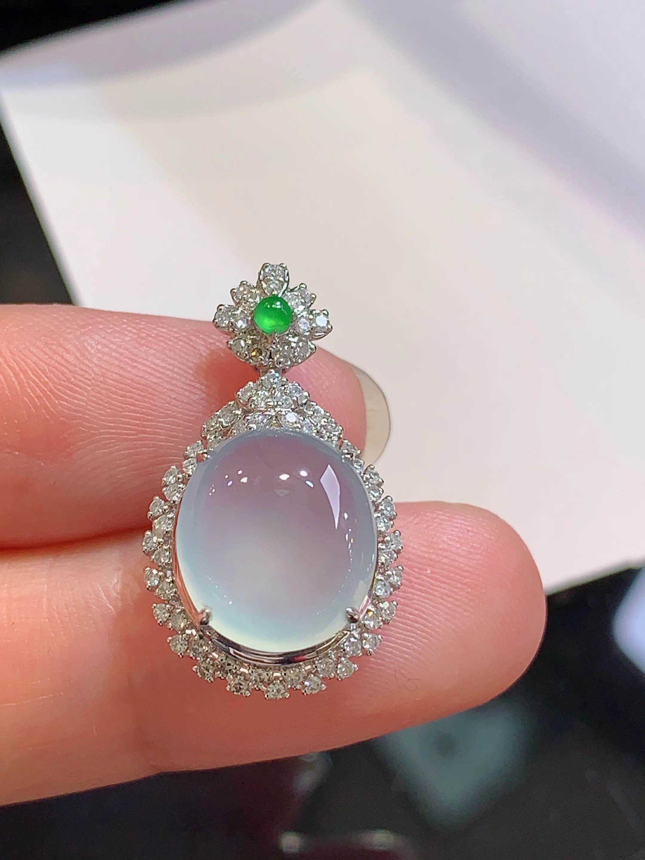 18k金钻镶嵌冰种蛋面吊坠 玉质细腻 色泽清新艳丽 整体尺寸24.6*14*9