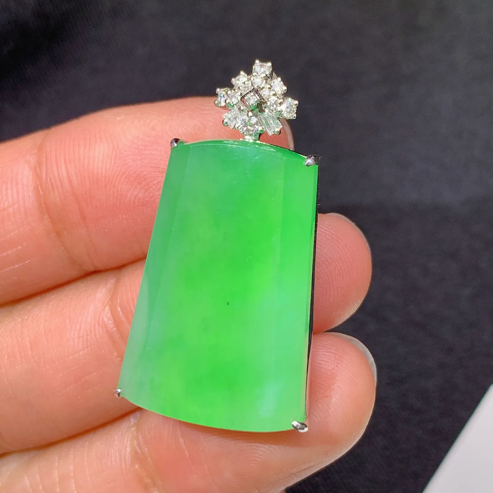 甜绿无事牌吊坠，18k金镶嵌，冰润色阳，种老水足 Cj 尺寸31.5*17.3*7.7