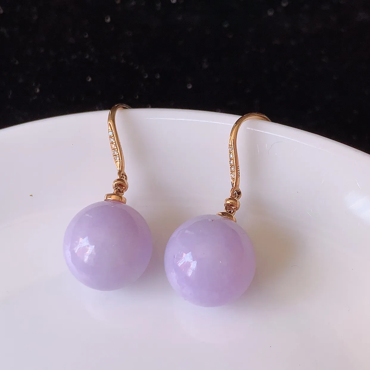 自然光实拍 18k金镶嵌紫罗兰翡翠圆珠耳坠，沁人心脾，豪华镶嵌而成，耳坠佩戴效果大气出众，尽显气质。种水好，胶感足，颜相当漂亮，高性价比，值得入手品鉴！#83.15耳坠整体长29.5裸石12.5