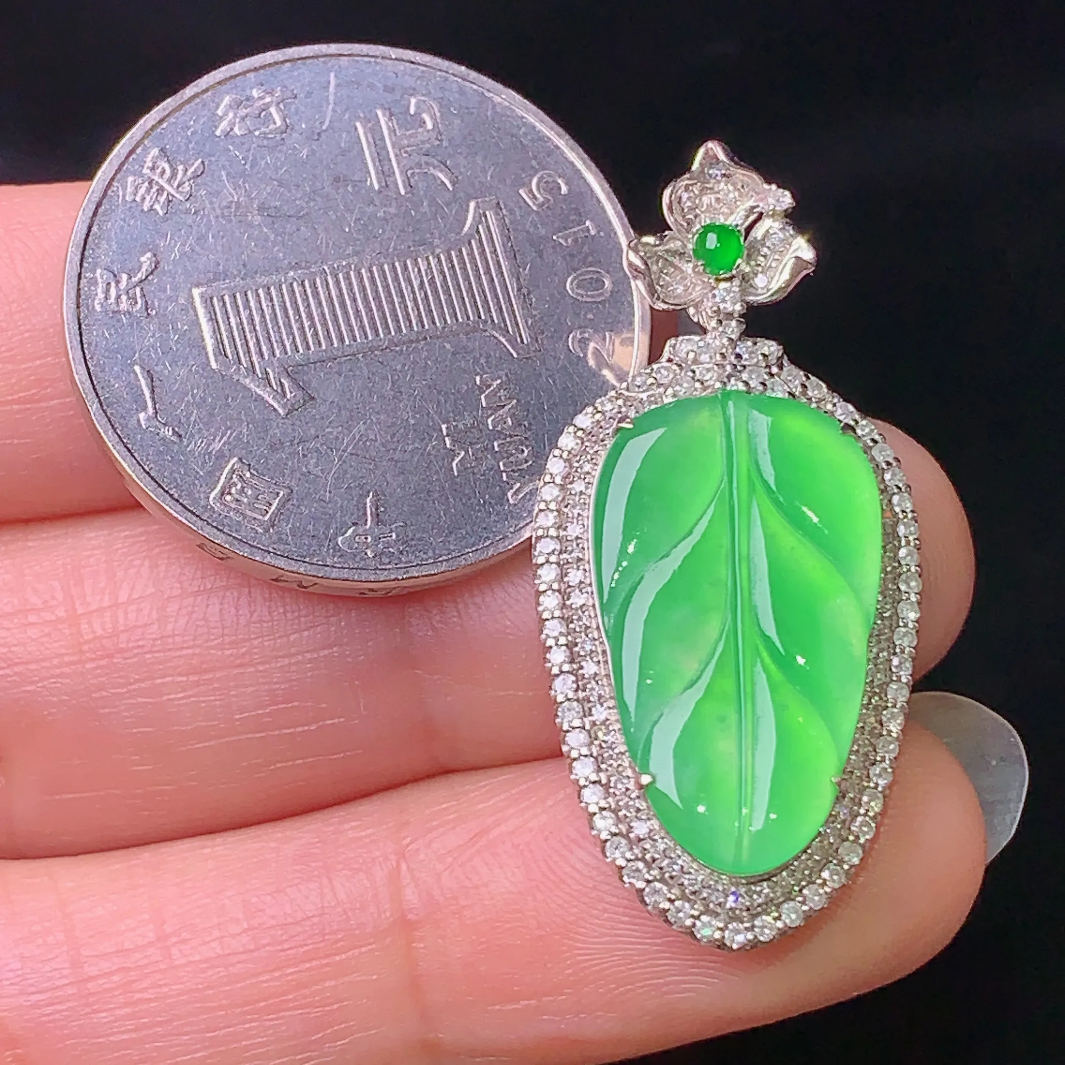 18k金钻镶嵌翠绿树叶吊坠 玉质细腻 色泽清新艳丽 整体尺寸33.5*15.8*6.2