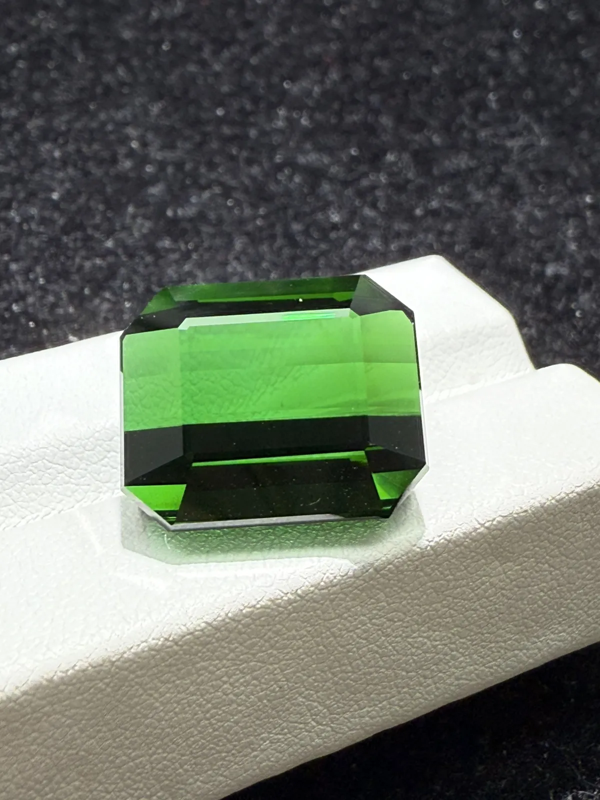 28.25ct天然老料电光绿碧玺裸石，尺寸18.1*15*11.1 毫米，颜色美艳 ，晶体通透，火彩