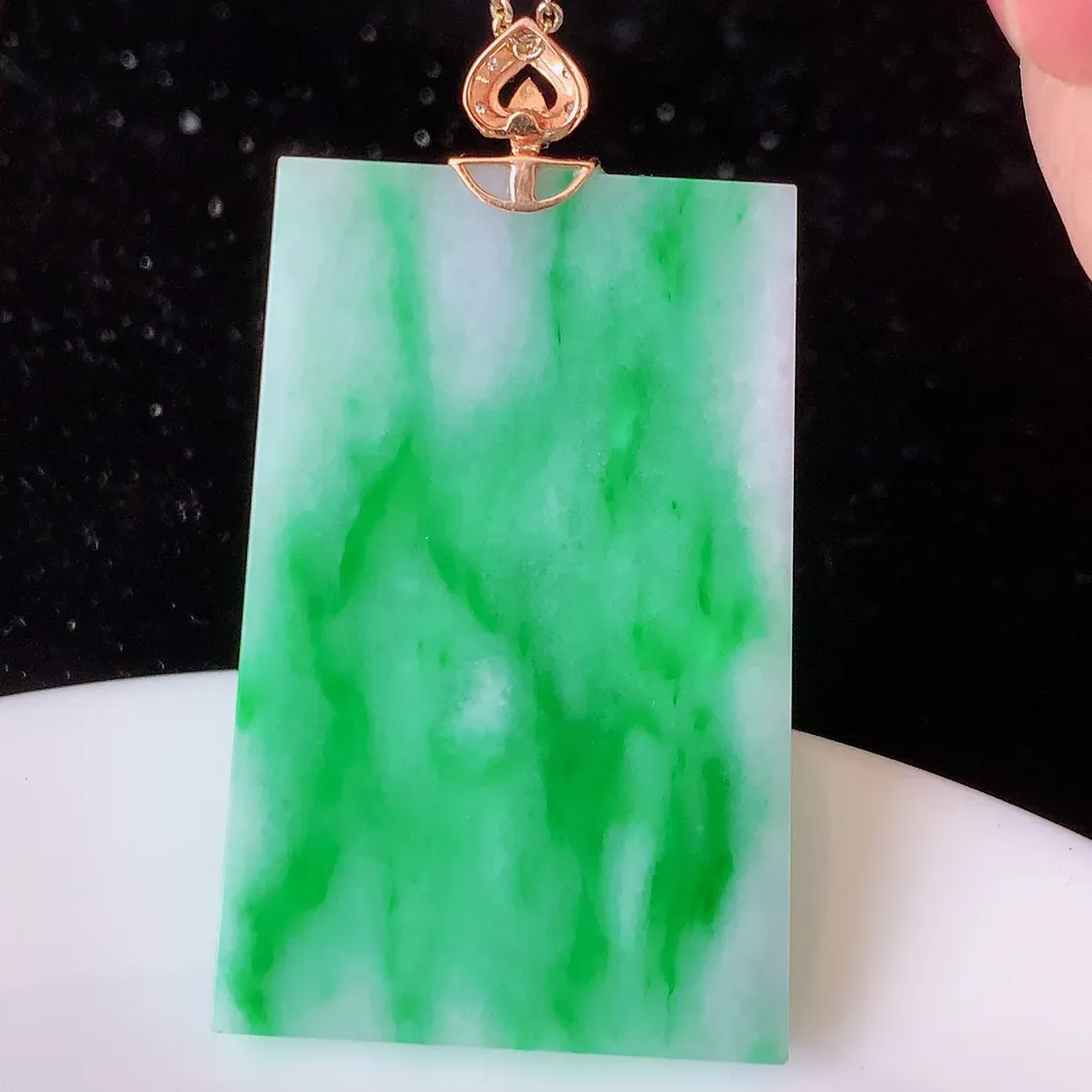 自然光实拍，18K金镶嵌水润飘绿辣绿翡翠平安无事牌吊坠，平平安安，无事牌翠色灵动，佩戴平安时尚！#83.15整体49*28*4.8裸石42*28