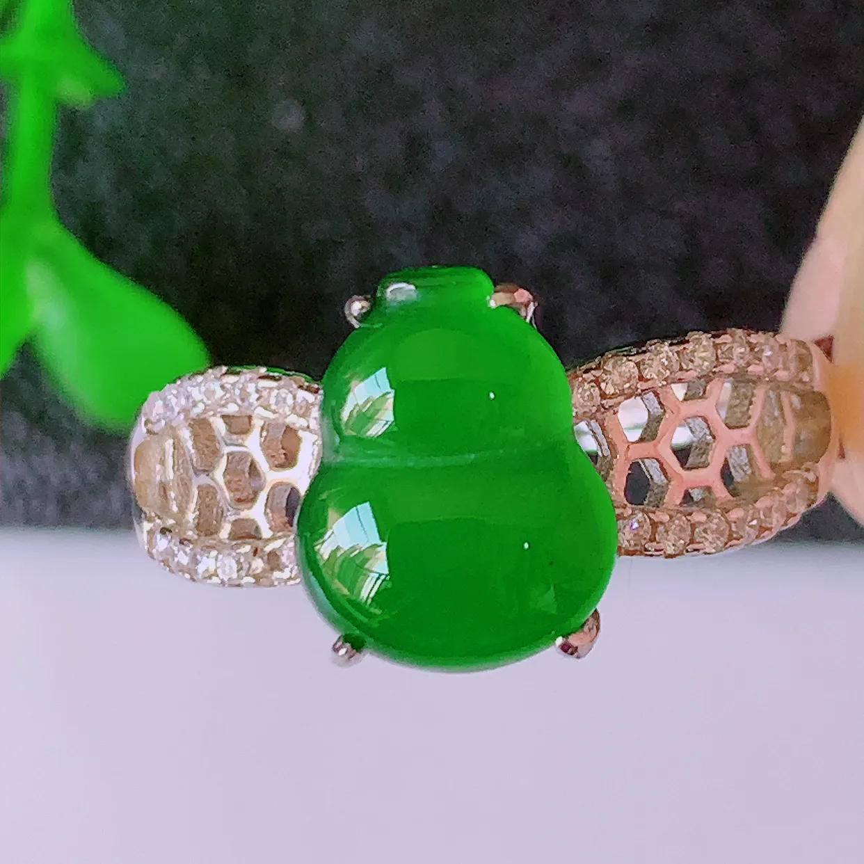 冰透满绿翡翠925银镶嵌戒指，自然光实拍，翠色灵动，颜色漂亮，种老水足，品相佳，佩戴佳品！#97.15（圈口可调大小）整体22*17*5裸石10-7.8