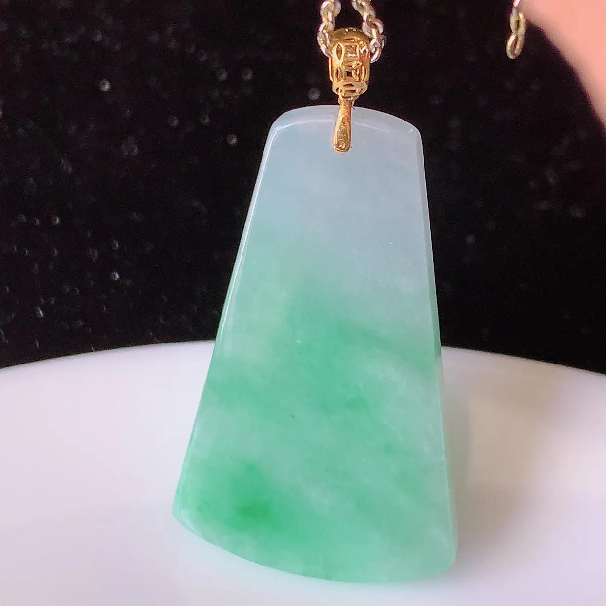 18K金镶嵌冰润飘绿翡翠平安无事牌吊坠，平平安安，无事牌翠色灵动， 佩戴平安时尚！#41.15