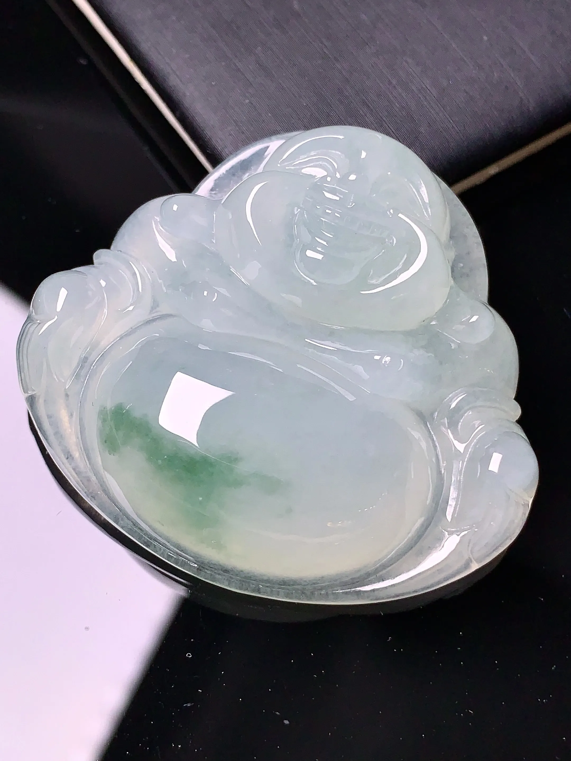 飘绿佛公吊坠 玉质细腻 色泽清新艳丽 整体尺寸40.5*44.2*11.8