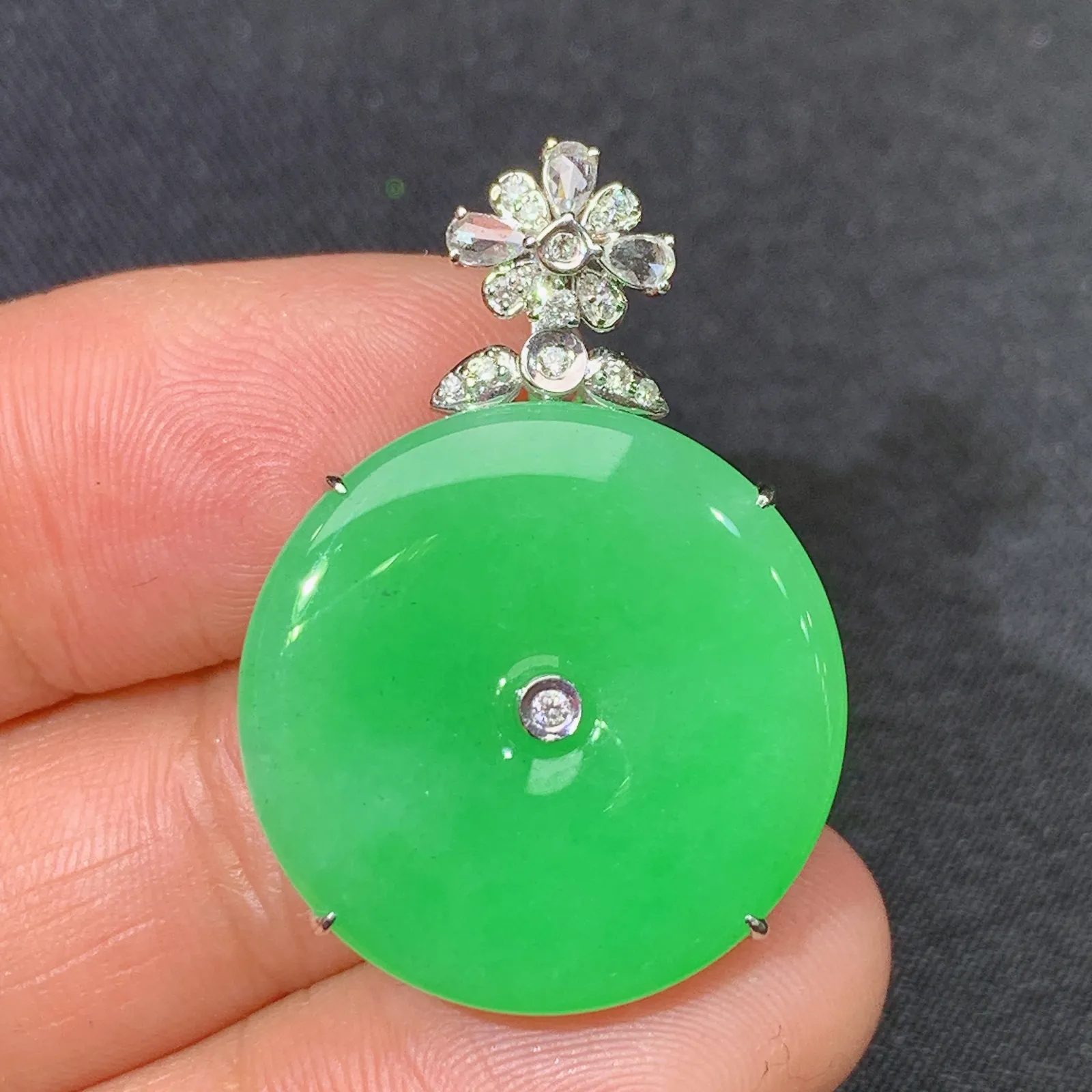 甜阳绿平安扣吊坠，18k金镶嵌，冰润色阳，玉质细腻，种水足 尺寸38.2*21.1*5.6