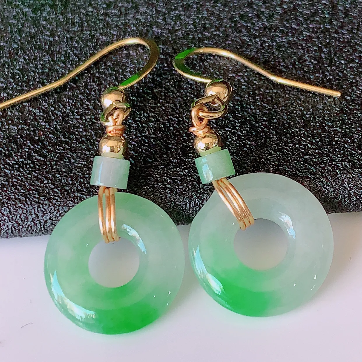 自然光实拍，冰种飘阳绿翡翠一对平安扣耳坠，翠色灵动，玉质细腻，颜色漂亮，品相佳，佩戴佳品！配图银线 