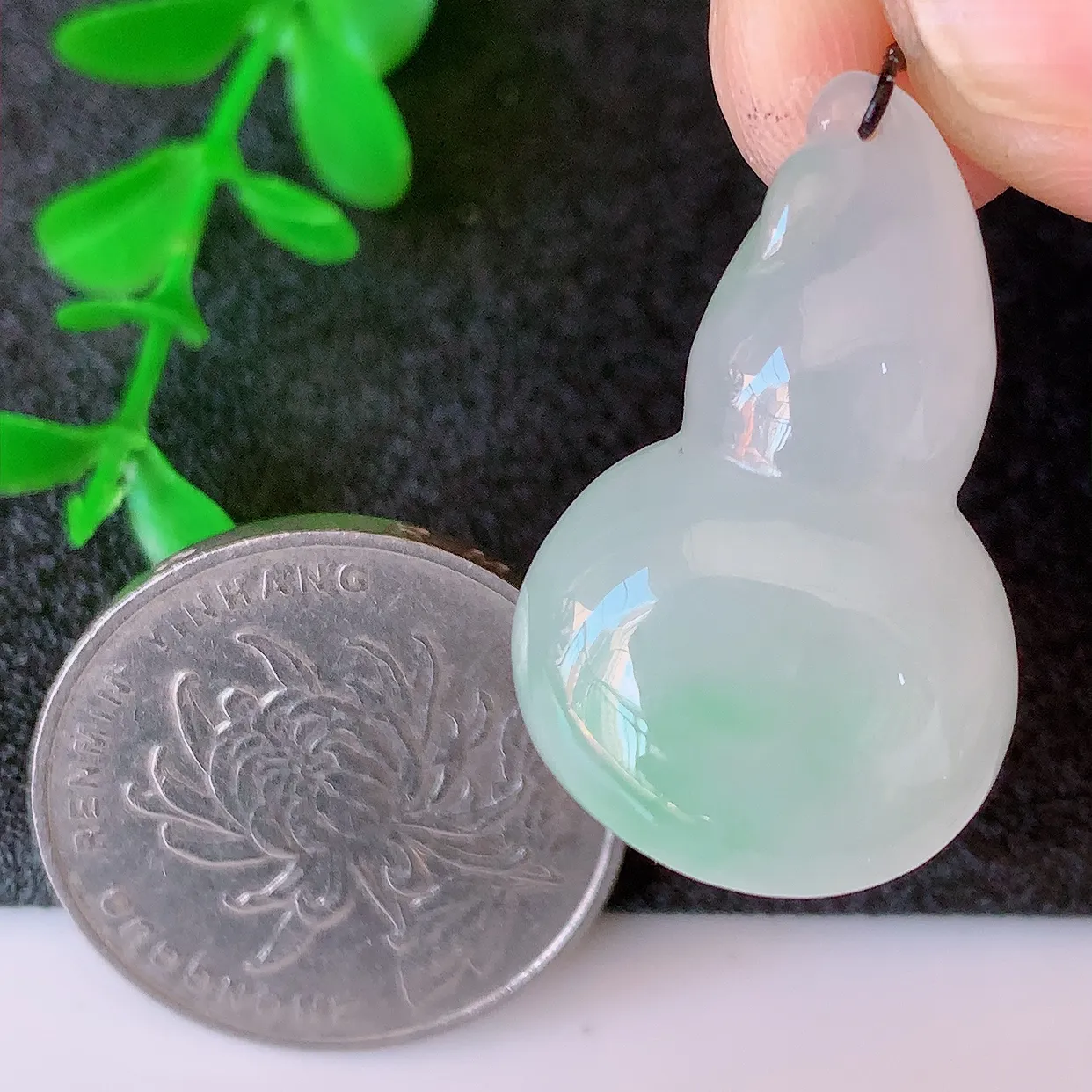 自然光实拍，冰种翡翠飘绿葫芦吊坠，寓意福禄双全，财源滚滚，清新脱俗，佩戴效果优雅迷人！#57.15