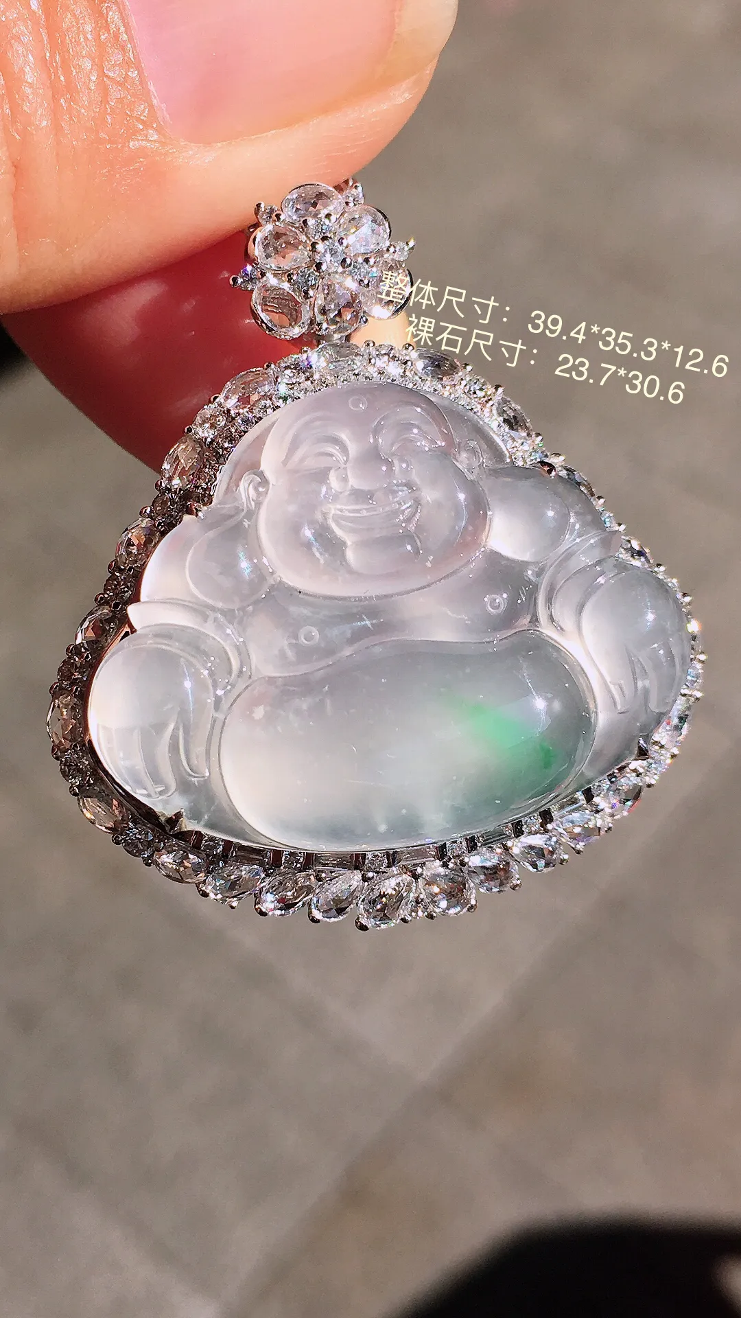 冰飘绿佛公吊坠，色泽艳丽，玉质细腻，荧光感超
强，饱满圆润，尽显优雅气质，18k
金豪华镶嵌