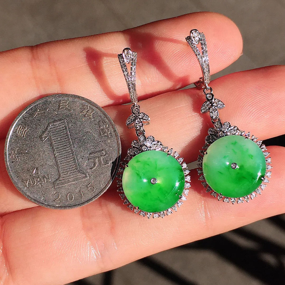 飘绿平安扣耳坠，色泽艳丽，玉质细腻，荧光感超
强，饱满圆润，尽显优雅气质，18k
金豪华镶嵌