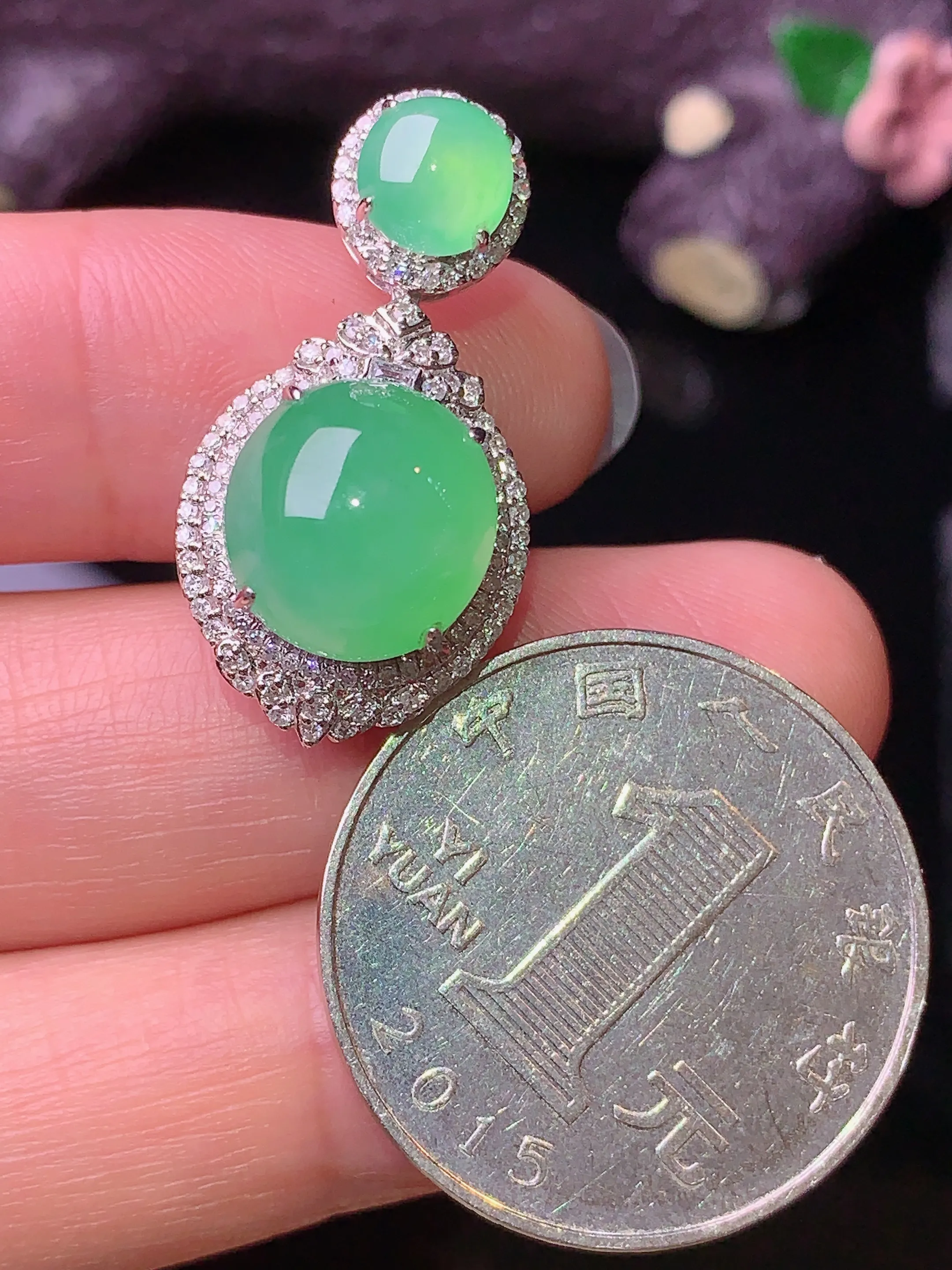 18k金钻镶嵌翠绿蛋面吊坠 玉质细腻 色泽清新艳丽 整体尺寸27.3*14.2*11.2