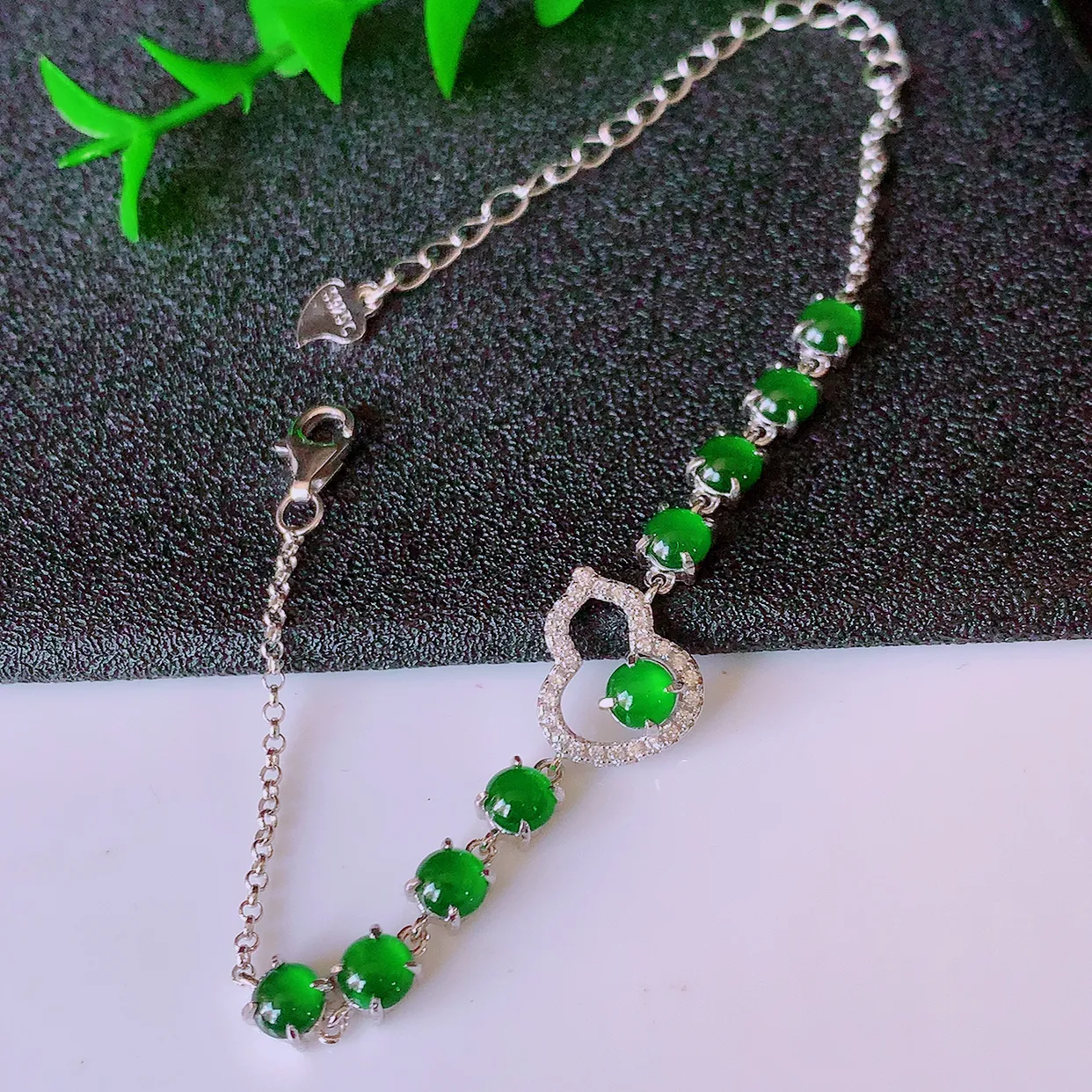 冰透满绿翡翠925银镶嵌手链，自然光实拍，翠色灵动，颜色漂亮，种老水足，品相佳，佩戴佳品！#97.15取一整体12*10*4.5裸石4*4