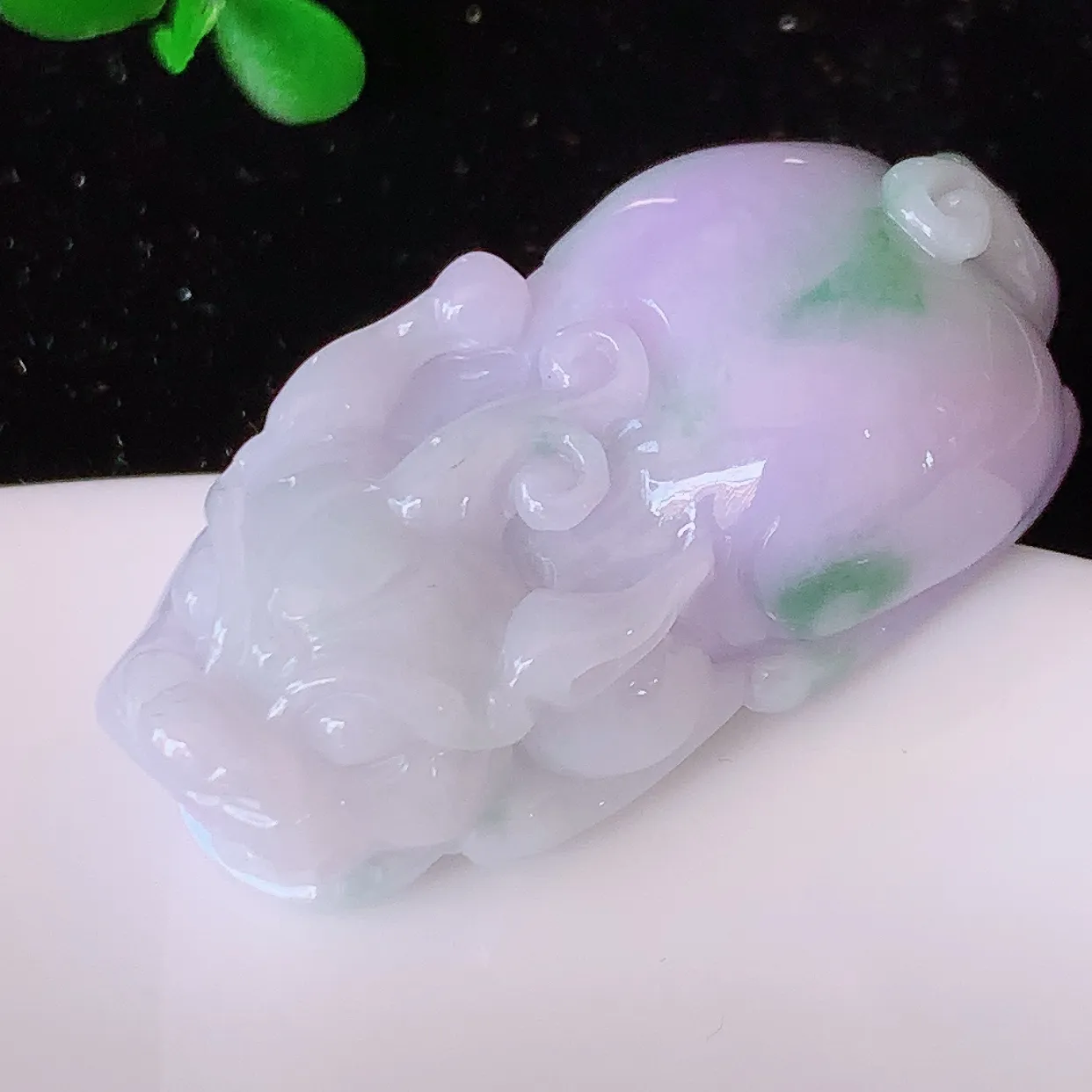 自然光实拍，冰润春带彩翡翠招财貔貅吊坠，民间有“一摸貔貅运程旺盛，再摸貔貅财运滚滚，三摸貔貅平步青云 ”的美好祝愿。#1.15