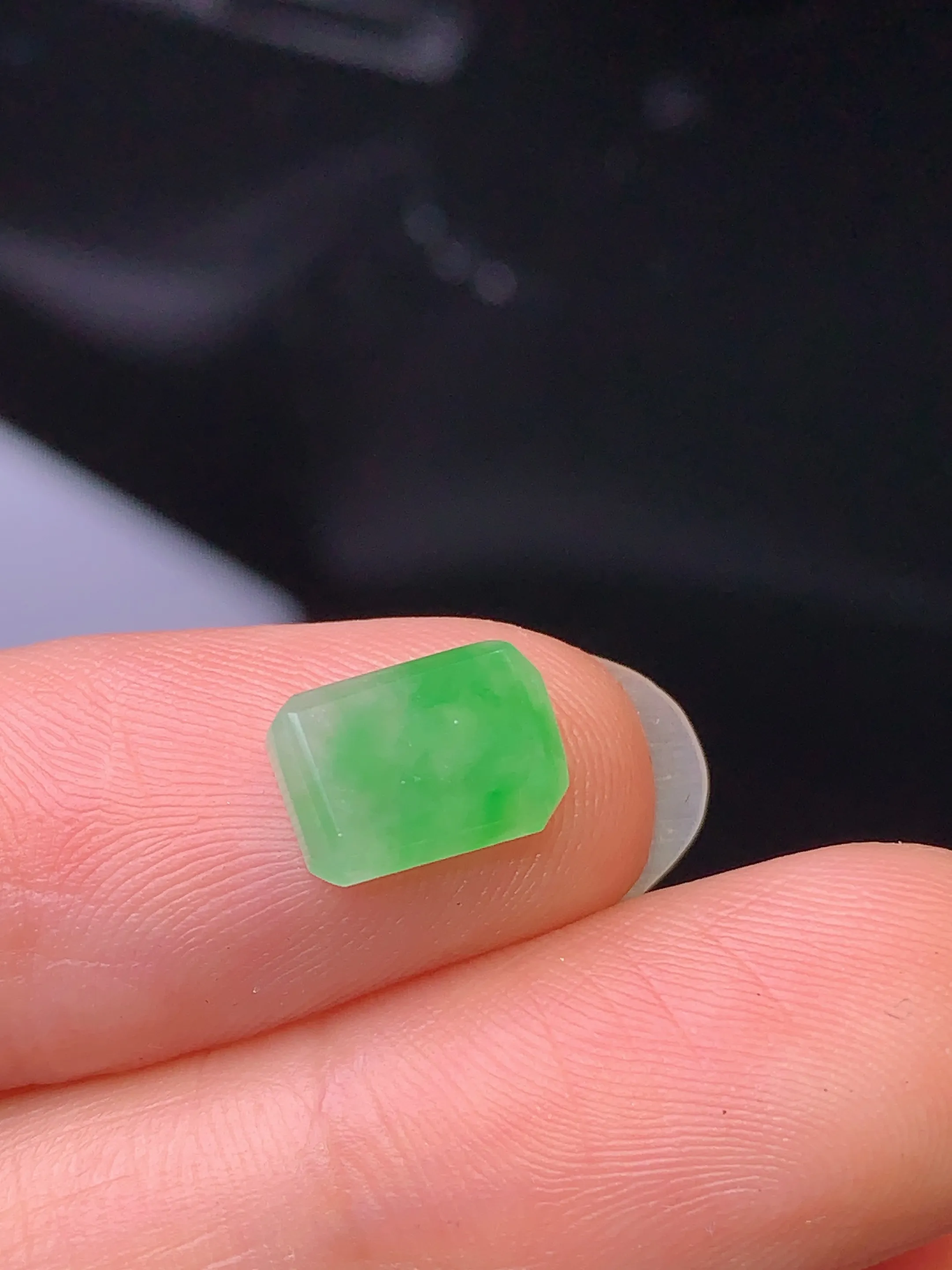 镶嵌款 翠绿马鞍界面 玉质细腻 色泽清新艳丽 整体尺寸6.2*8.8*2.5