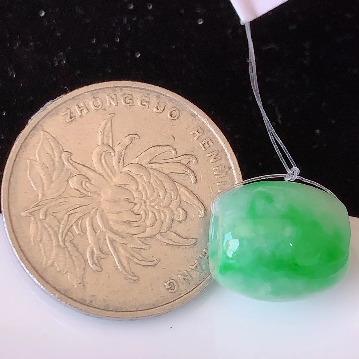 自然光实拍，冰润飘绿翡翠路路通吊坠，寓意时来运转、财源滚滚，款式新颖时尚，日常百搭的款！配图银链#49.15