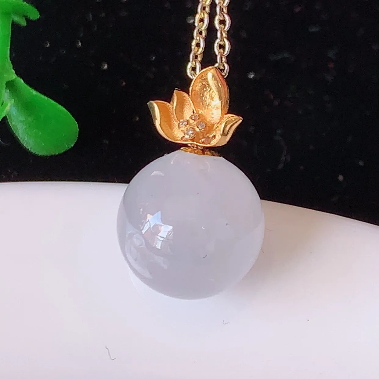 18K金镶嵌冰种翡翠转运珠吊坠，寓意“时来运转，财源滚滚” 寓意佳，荧光灼灼，转运珠佩戴时尚优雅！#1.15