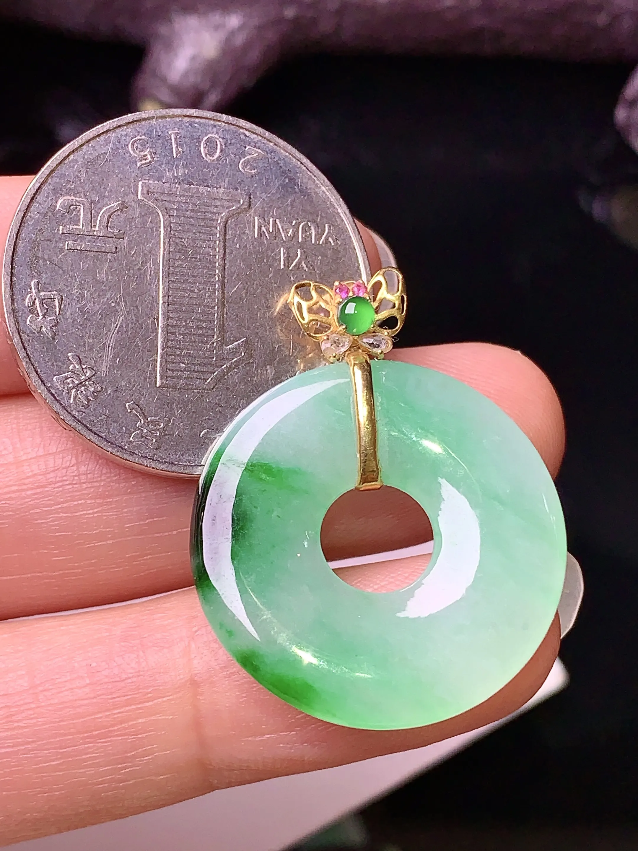 18k金镶嵌飘绿平安环吊坠 玉质细腻 色泽清新艳丽 整体尺寸29.8*23.8*3.5