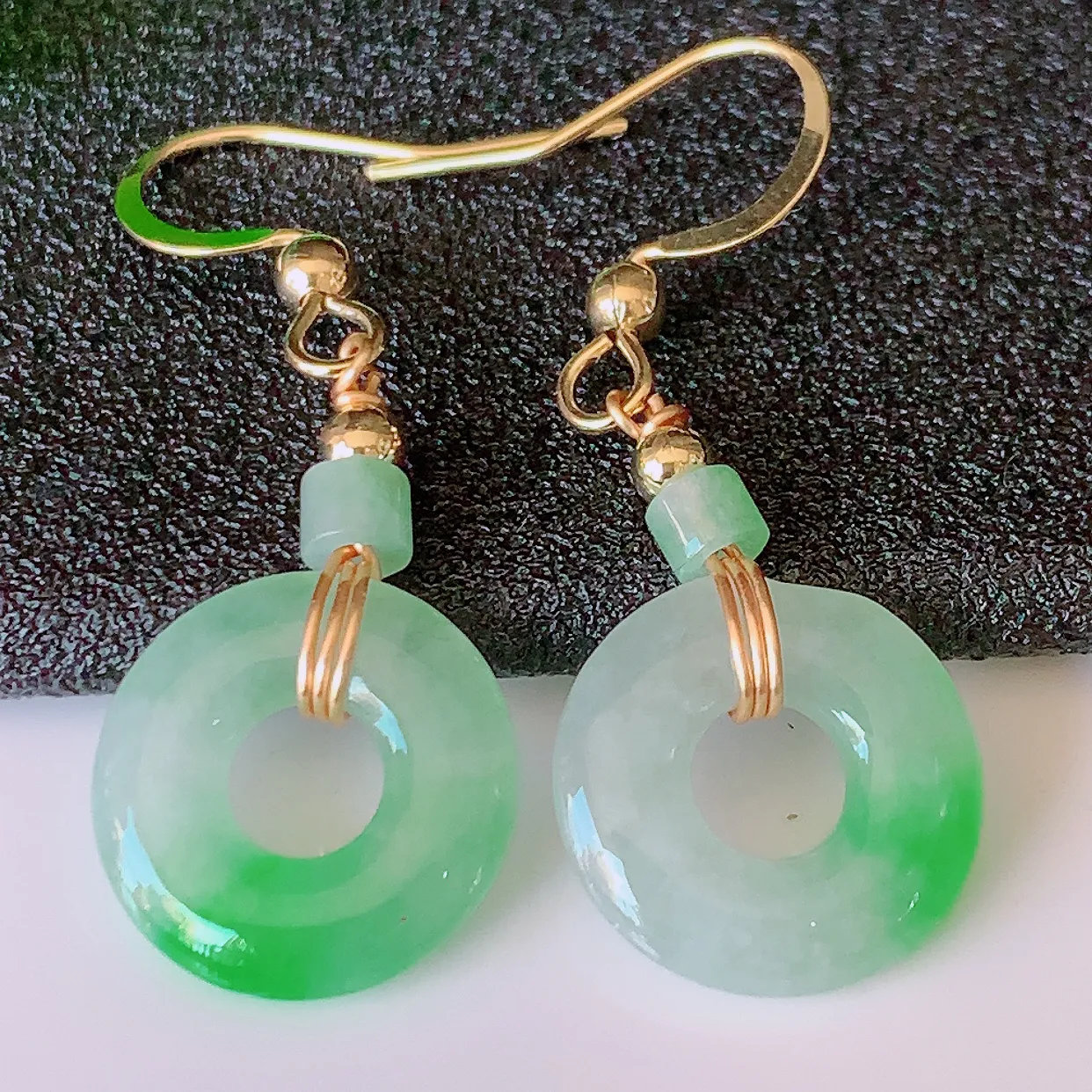 自然光实拍，冰种飘阳绿翡翠一对平安扣耳坠，翠色灵动，玉质细腻，颜色漂亮，品相佳，佩戴佳品！配图银线 #57.15尺寸13.8*2.8