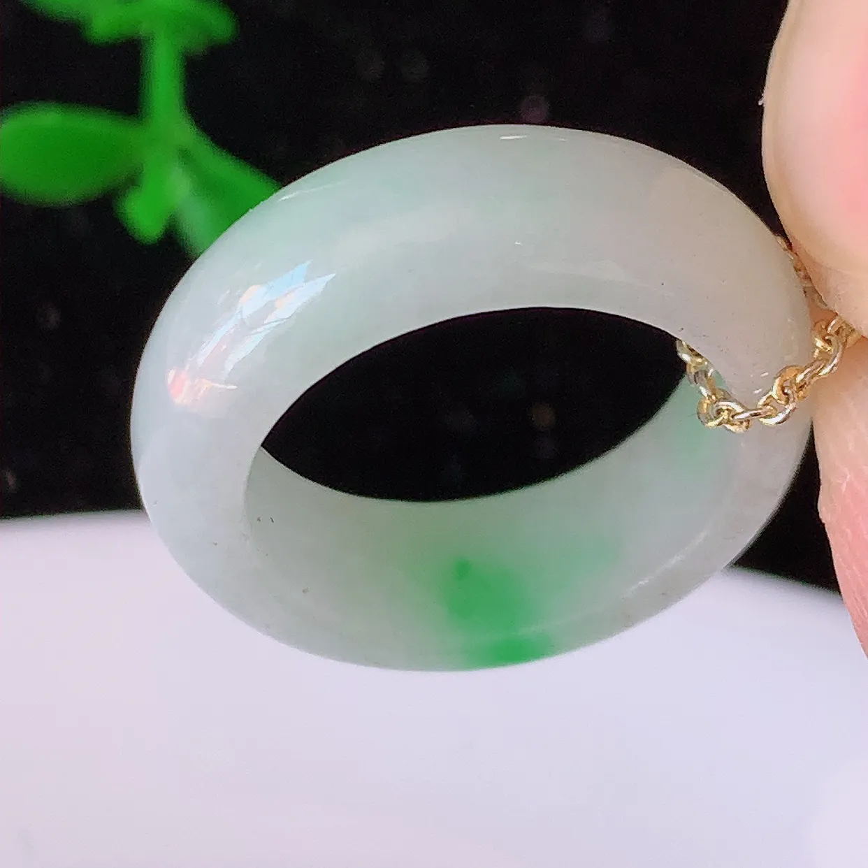 自然光实拍，16.2mm内径飘绿翡翠指环，玉戒指，玉质莹润，好精美好冰润的指环，12圈口，上手纤巧！#1.15尺寸16.2-6.5*3.5