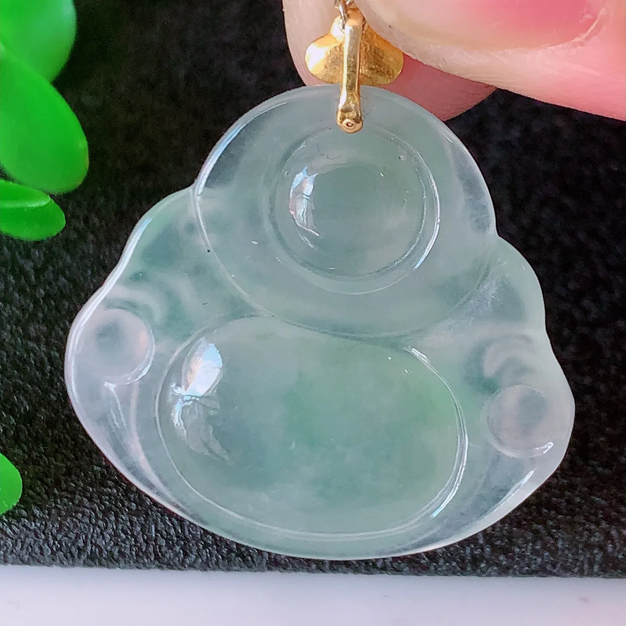 自然光实拍，18K金镶嵌冰种飘花翡翠佛公吊坠，饱满， 佛公亦保平安，寓意有福（佛公）相伴，品相佳，配戴优雅迷人！#1.15整体29裸石26.5*25*6.2