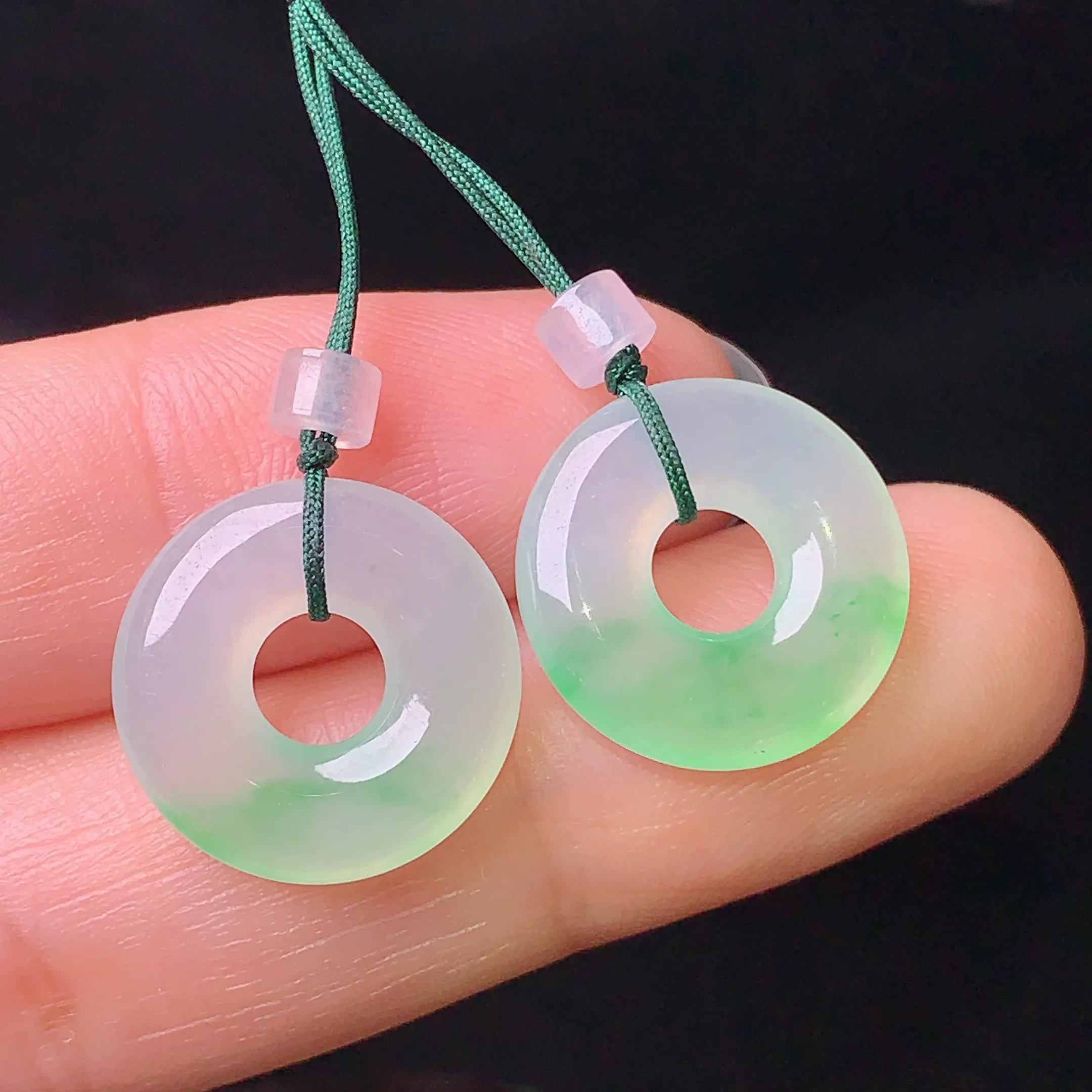 飘绿平安环一对 玉质细腻 色泽清新艳丽 整体尺寸14.8*3.2