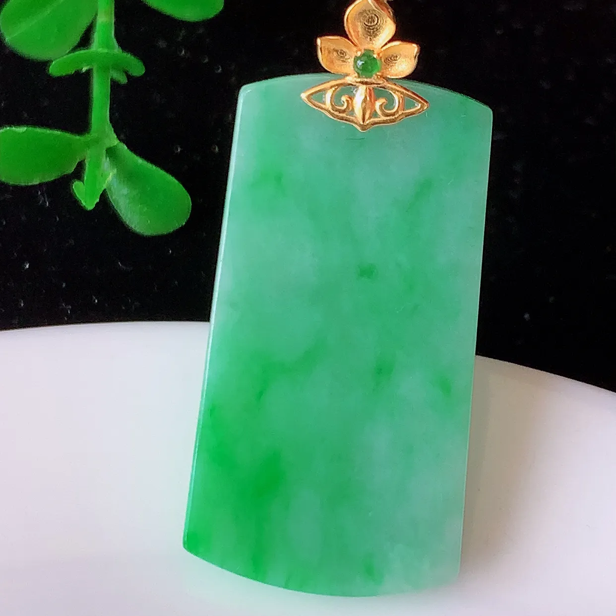 18K金镶嵌冰润飘绿翡翠平安无事牌吊坠，翡翠无事牌，平平安安，无事牌翠色灵动，佩戴平安时尚！#1.15整体37*17*4.5裸石32*17