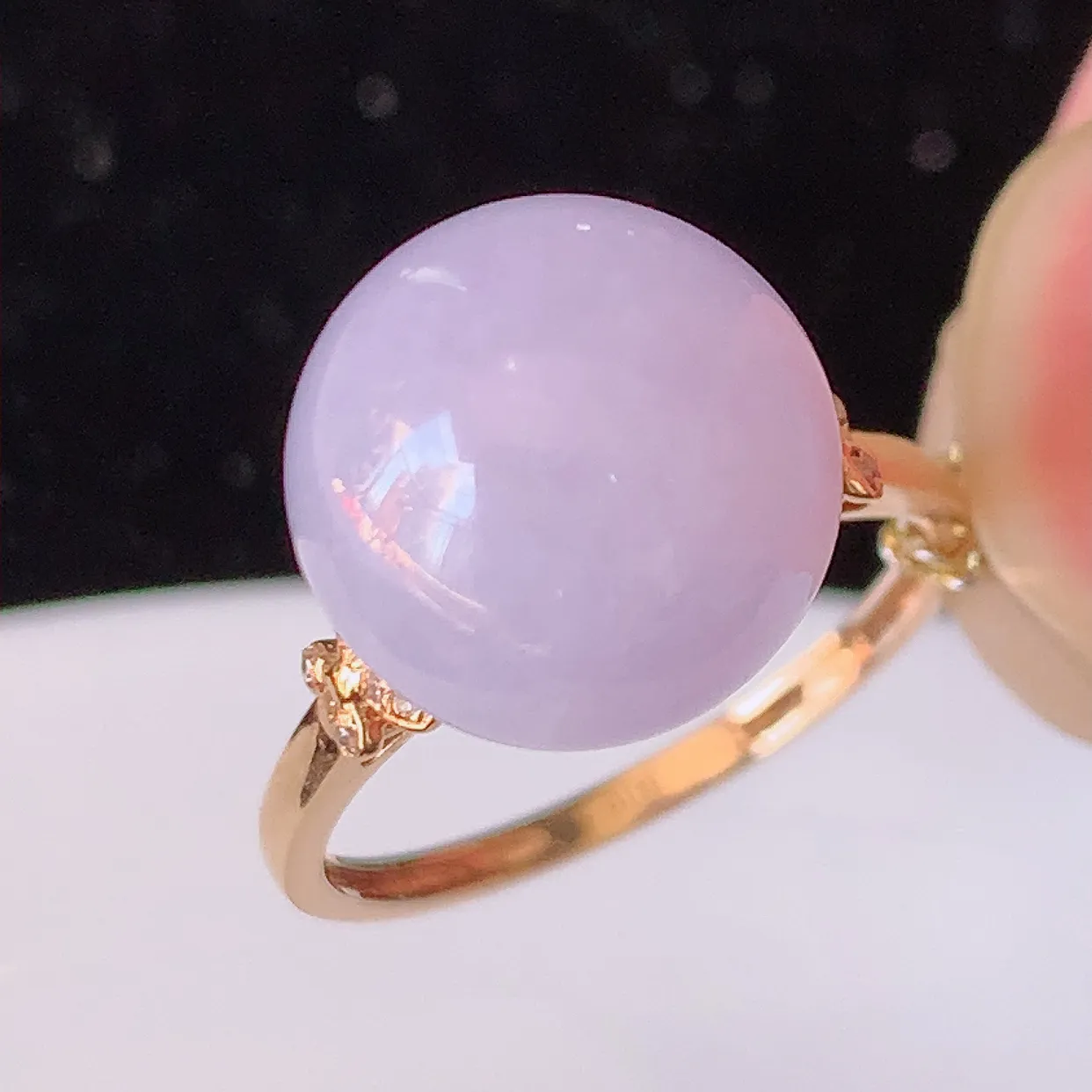 自然光实拍 18K金精工镶嵌紫罗兰翡翠圆珠戒指，玉质细腻，翡翠色泽均匀，艳丽饱满，款式高贵大气，上手亮眼，#83.15戒指整体30-17-12.8裸石11.8