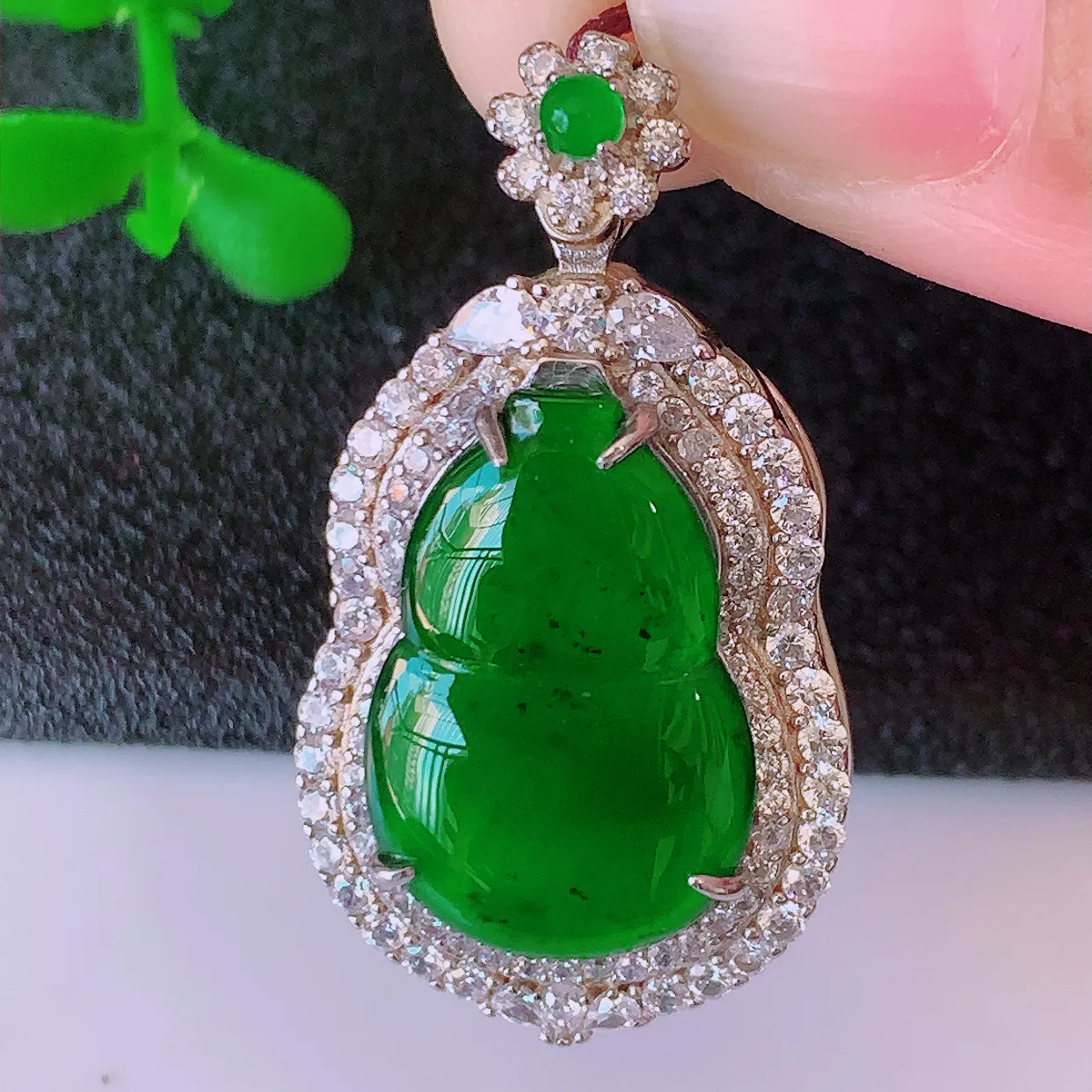 冰透满绿翡翠925银镶嵌葫芦吊坠，自然光实拍，翠色灵动，颜色漂亮，种老水足，品相佳，佩戴佳品！#97.15整体31.5-17*10裸石18*12