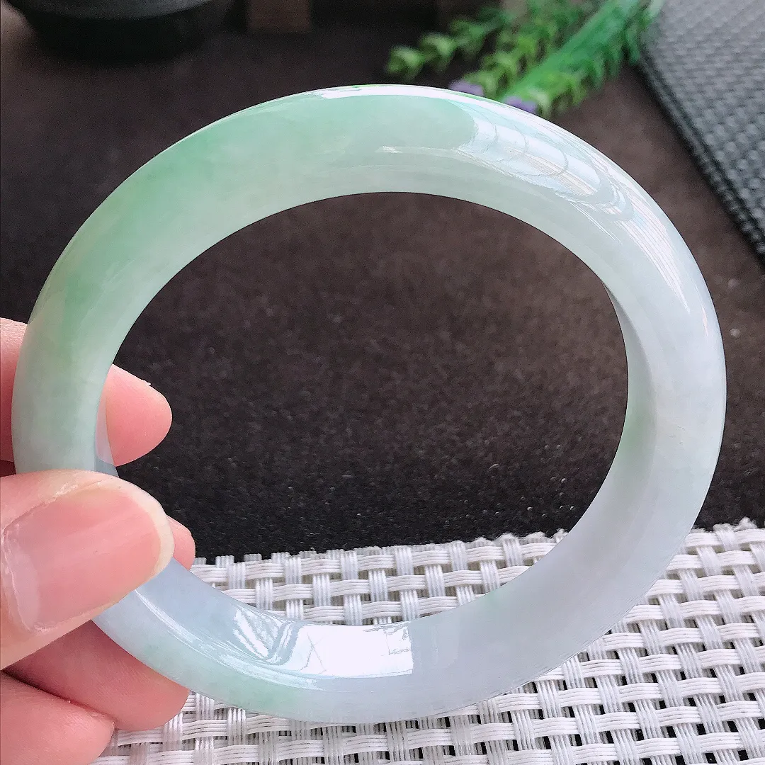 天然a货翡翠62.5/13/9.5老坑精美温润飘阳绿大圈口手镯宽边翡翠玉手镯