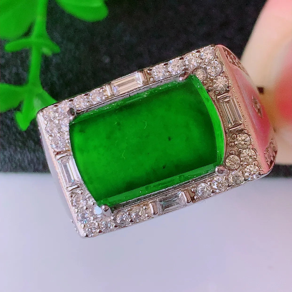 冰透满绿翡翠925银镶嵌马鞍戒面，自然光实拍，翠色灵动，颜色漂亮，种老水足，品相佳，佩戴佳品！#97