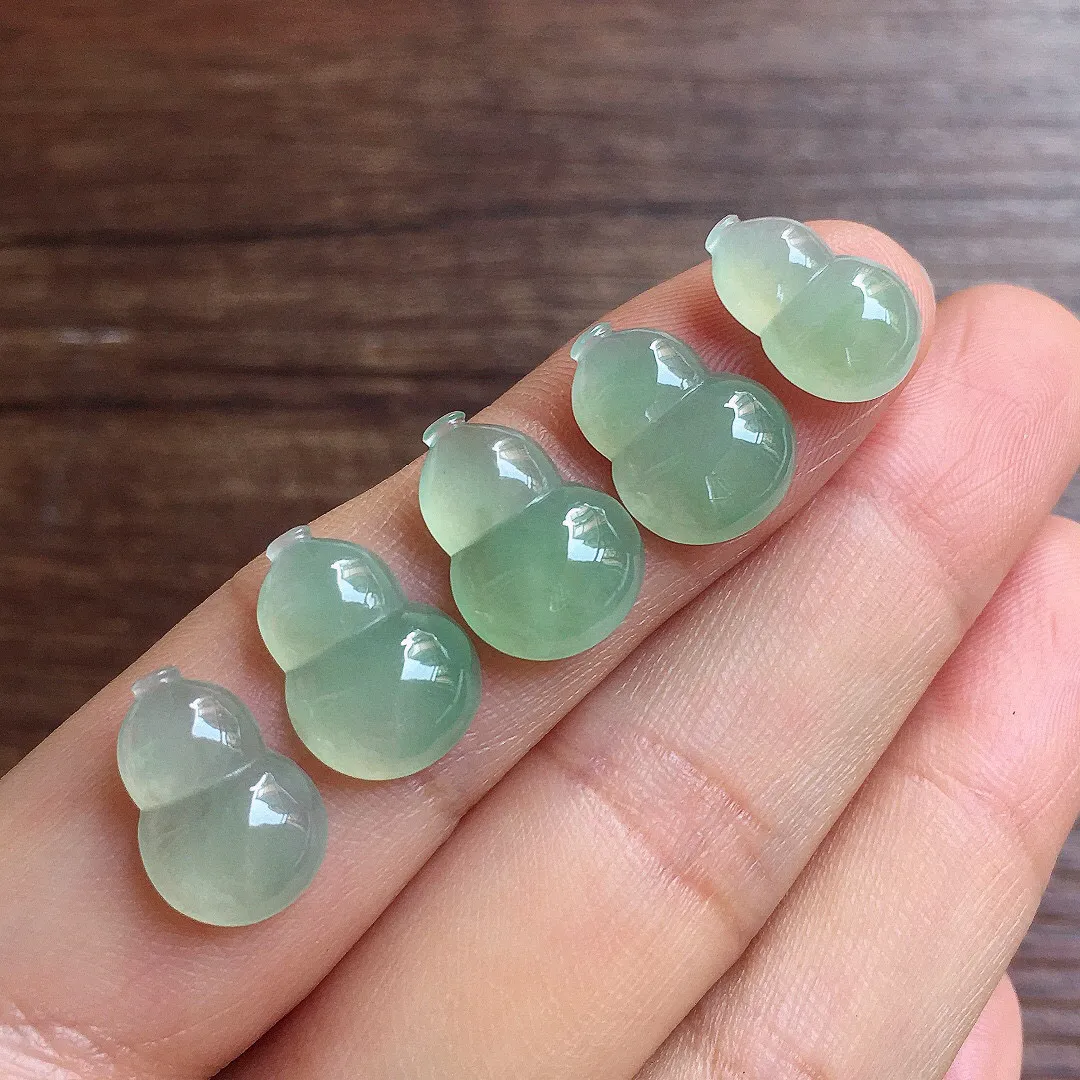 冰晴底葫芦一手，镶嵌佳品，冰润细腻，色阳，种水足 尺寸14.1*10.1*4.4