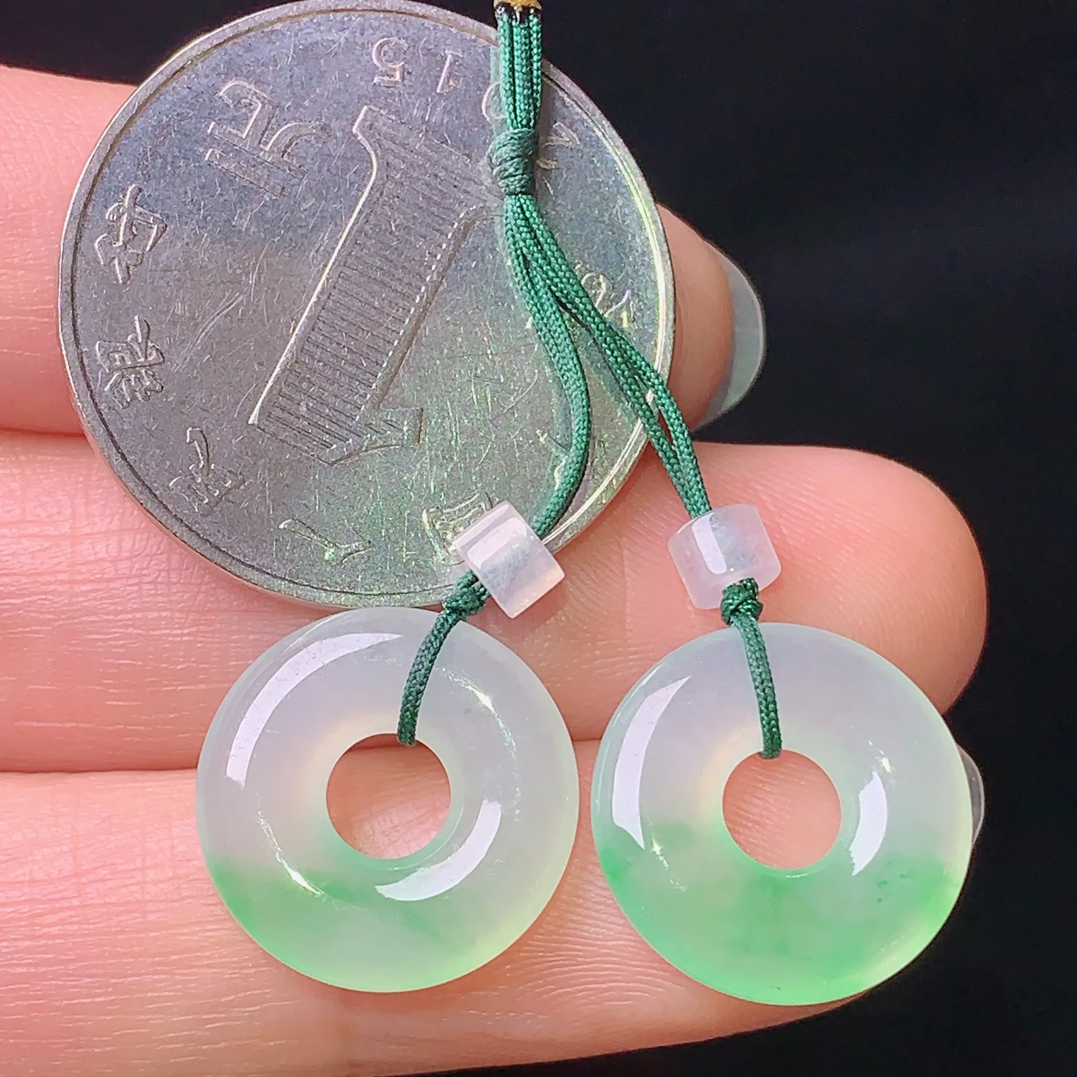 飘绿平安环一对 玉质细腻 色泽清新艳丽 整体尺寸14.8*3.2