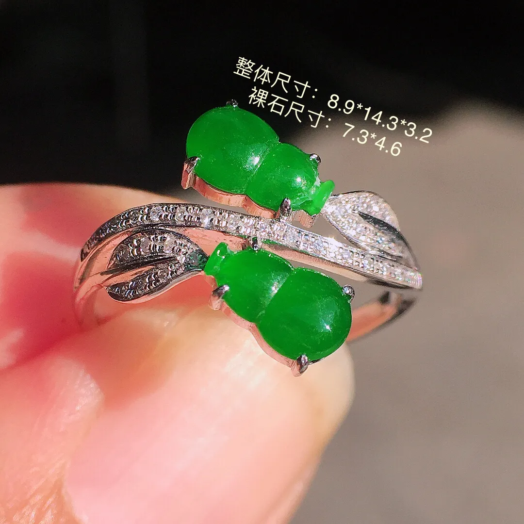 阳绿二合一戒指，色泽均匀艳丽，玉质细腻，荧光感超
强，饱满圆润，尽显优雅气质，18k
金豪华镶嵌