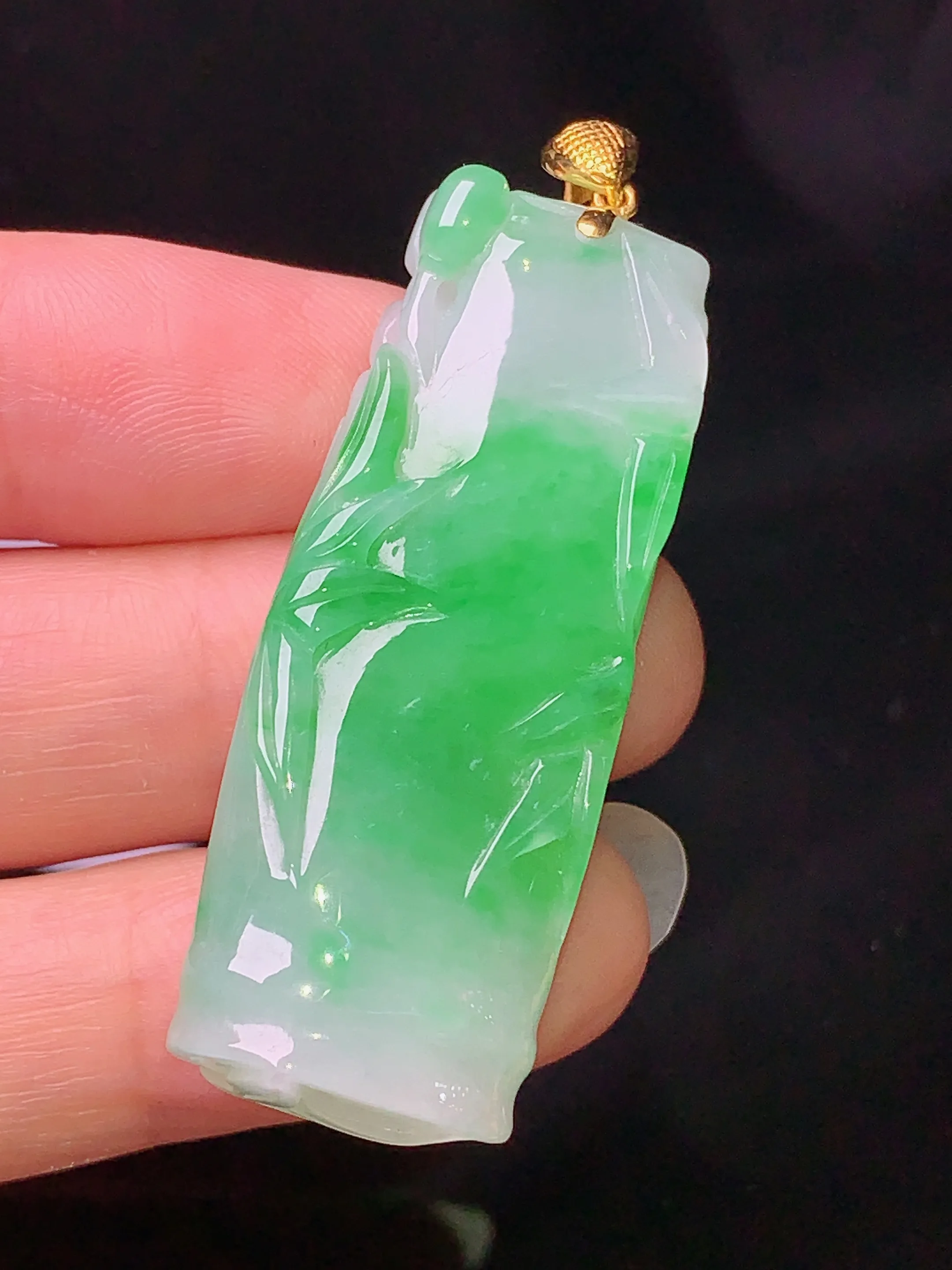 18k金镶嵌飘绿竹吊坠 玉质细腻 色泽清新艳丽 整体尺寸49.8*16.8*9.3