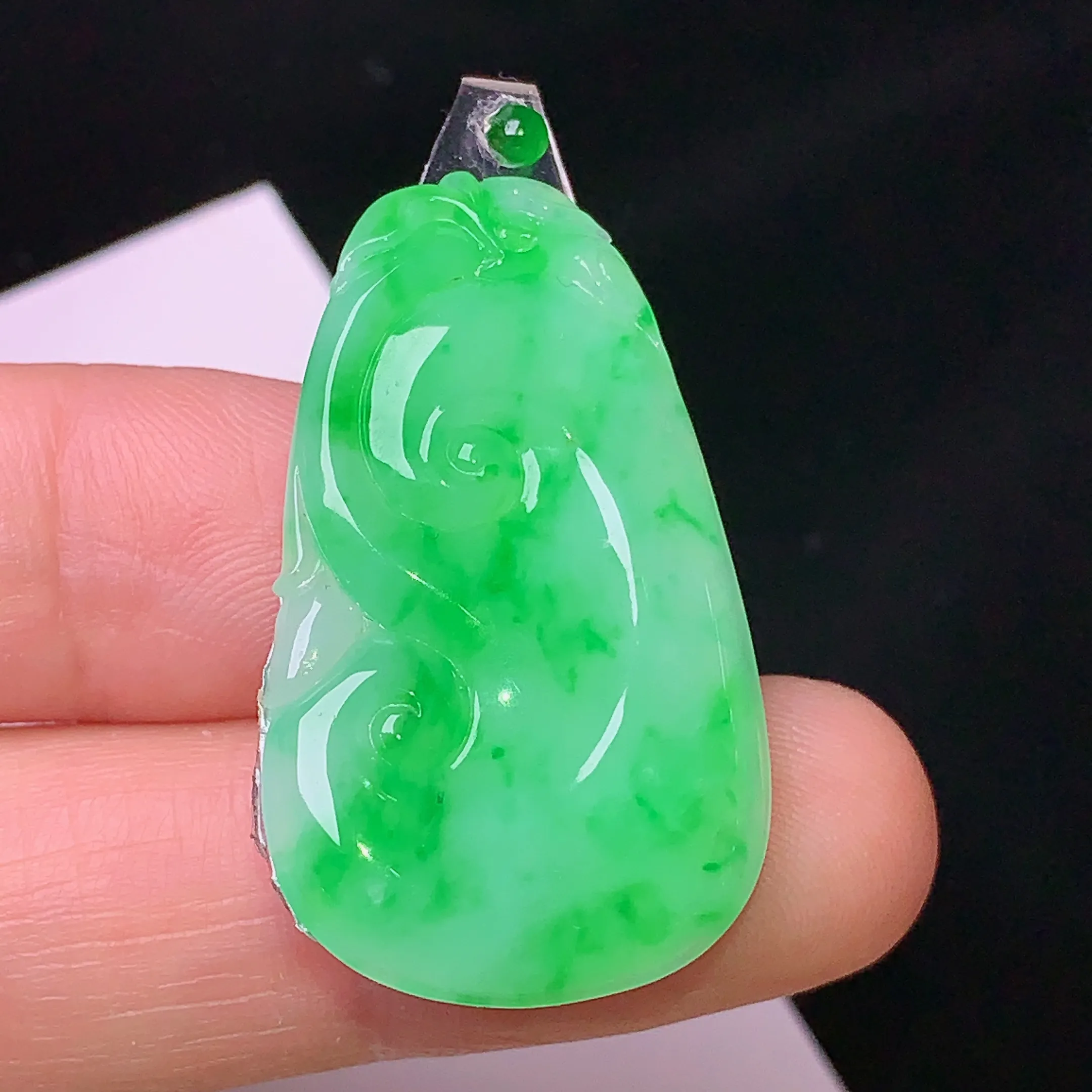 镶嵌款 翠绿如意吊坠 玉质细腻 色泽清新艳丽 整体尺寸33*19.6*3.3