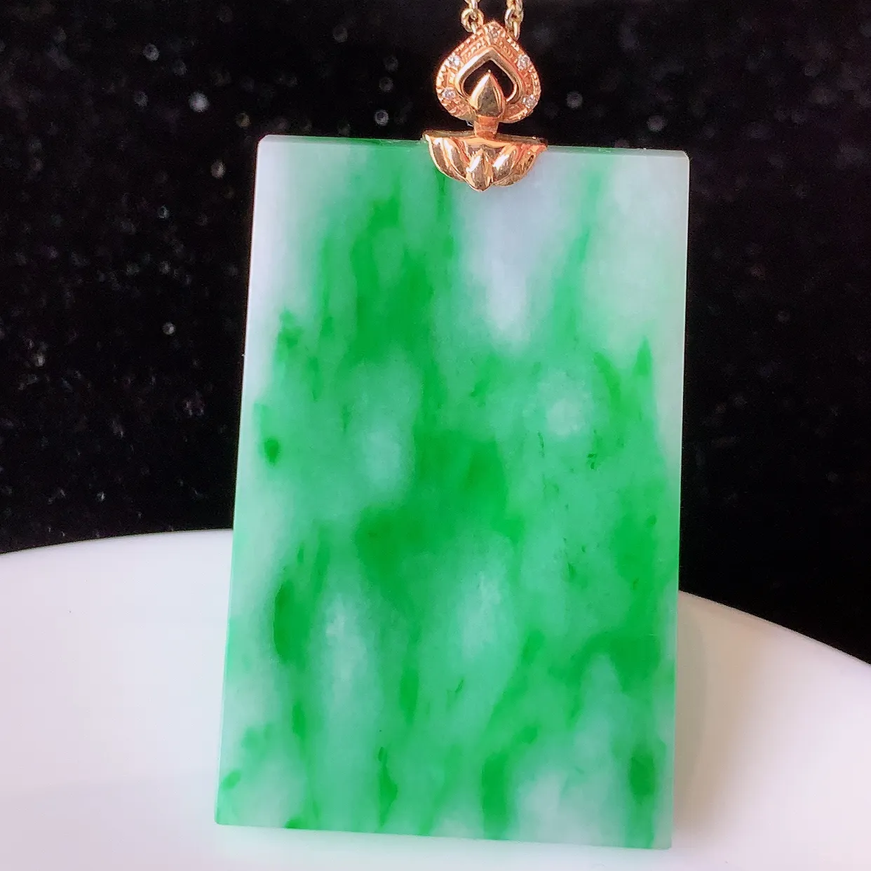 自然光实拍，18K金镶嵌水润飘绿辣绿翡翠平安无事牌吊坠，平平安安，无事牌翠色灵动，佩戴平安时尚！#83.15整体49*28*4.8裸石42*28