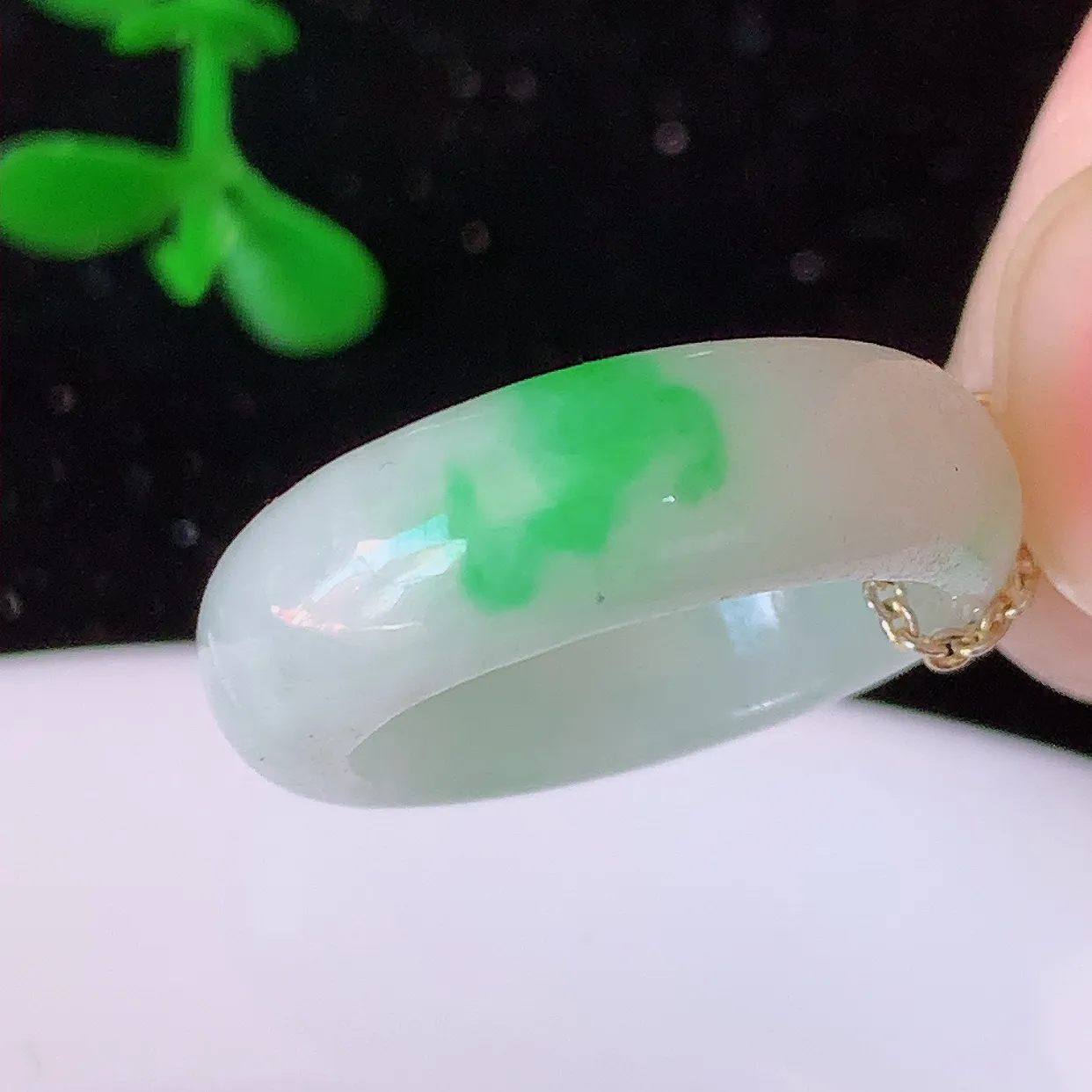 自然光实拍，16.2mm内径飘绿翡翠指环，玉戒指，玉质莹润，好精美好冰润的指环，12圈口，上手纤巧！#1.15尺寸16.2-6.5*3.5